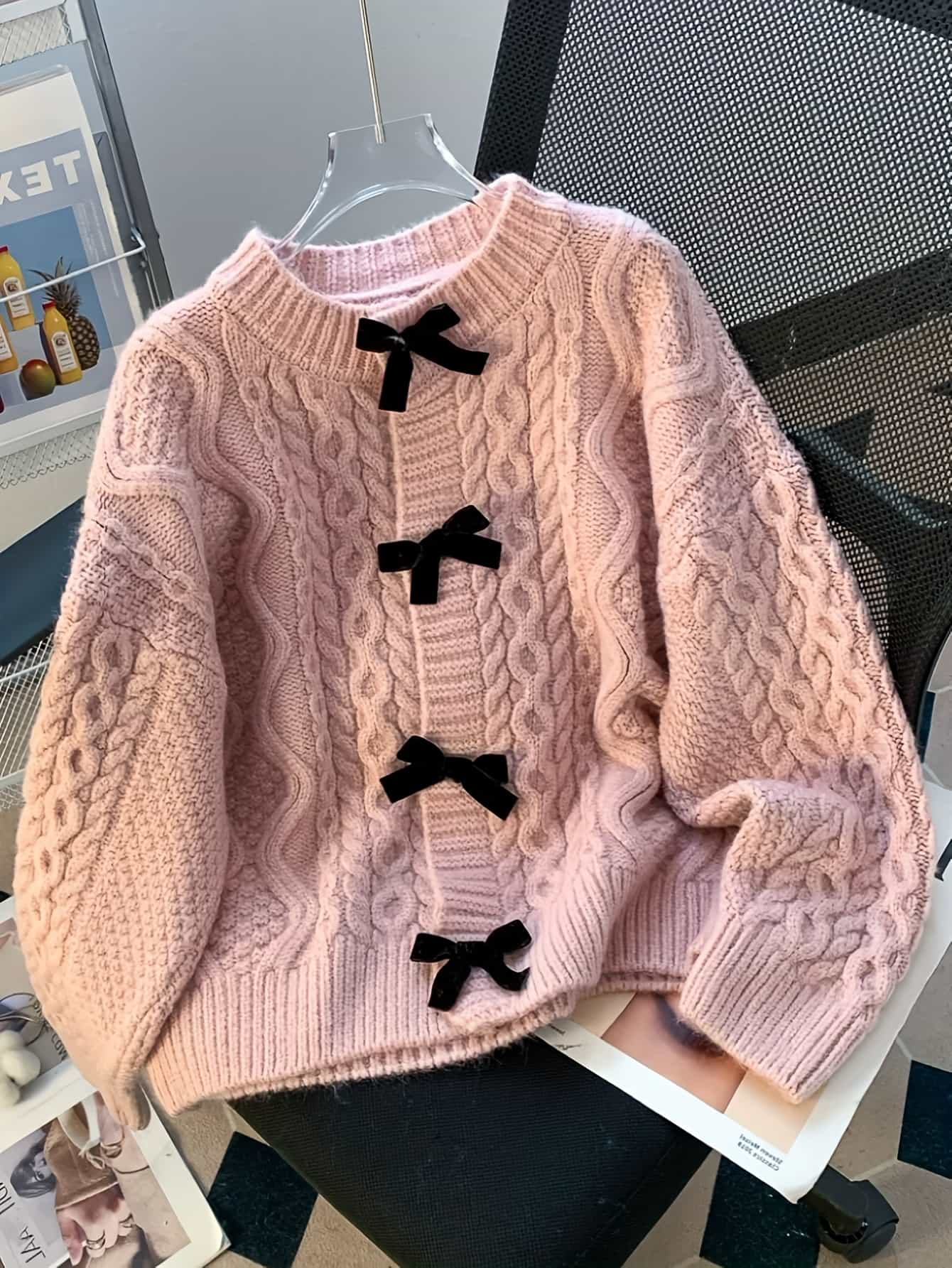 【全店通用25％OFFクーポン】【リボン付き】ニット カーディガン レディース ケーブル編み トップス 羽織り クルーネック 厚手 ゆったり 体型カバー 着痩せ ざっくり 韓国風 ガーリー レトロ カジュアル ベルベットリボ｜大森麗萱