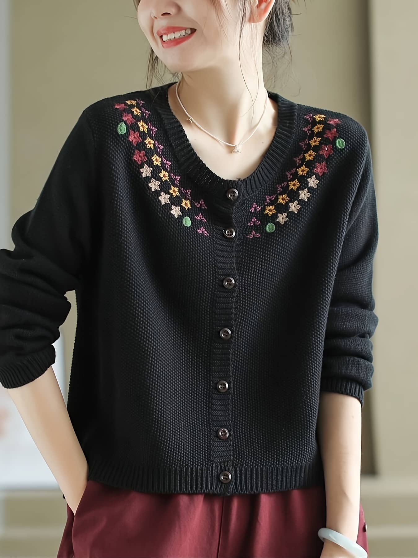 【全店通用25％OFFクーポン】【レトロ刺繍】 カーディガン レディース ニット セーター 長袖 丸首 クルーネック 羽織り 前開き ボタン 刺繍 花柄 フラワー トップス 鹿の子編み 柔らかい 暖かい ゆったり 体型カバー｜大森麗萱 9,603円