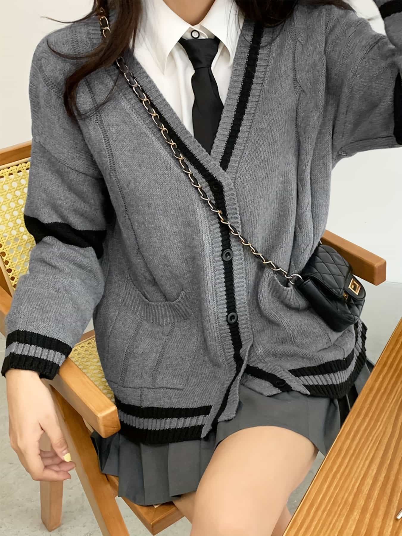【全店通用25％OFFクーポン】【バイカラーライン】ニットカーディガン レディース Vネック セーター トップス 羽織り 長袖 前開き ボタン 柔らかい ゆったり 大きいサイズ 体型カバー 二の腕カバー 着痩せ 細見え スク｜大森麗萱 9,547円
