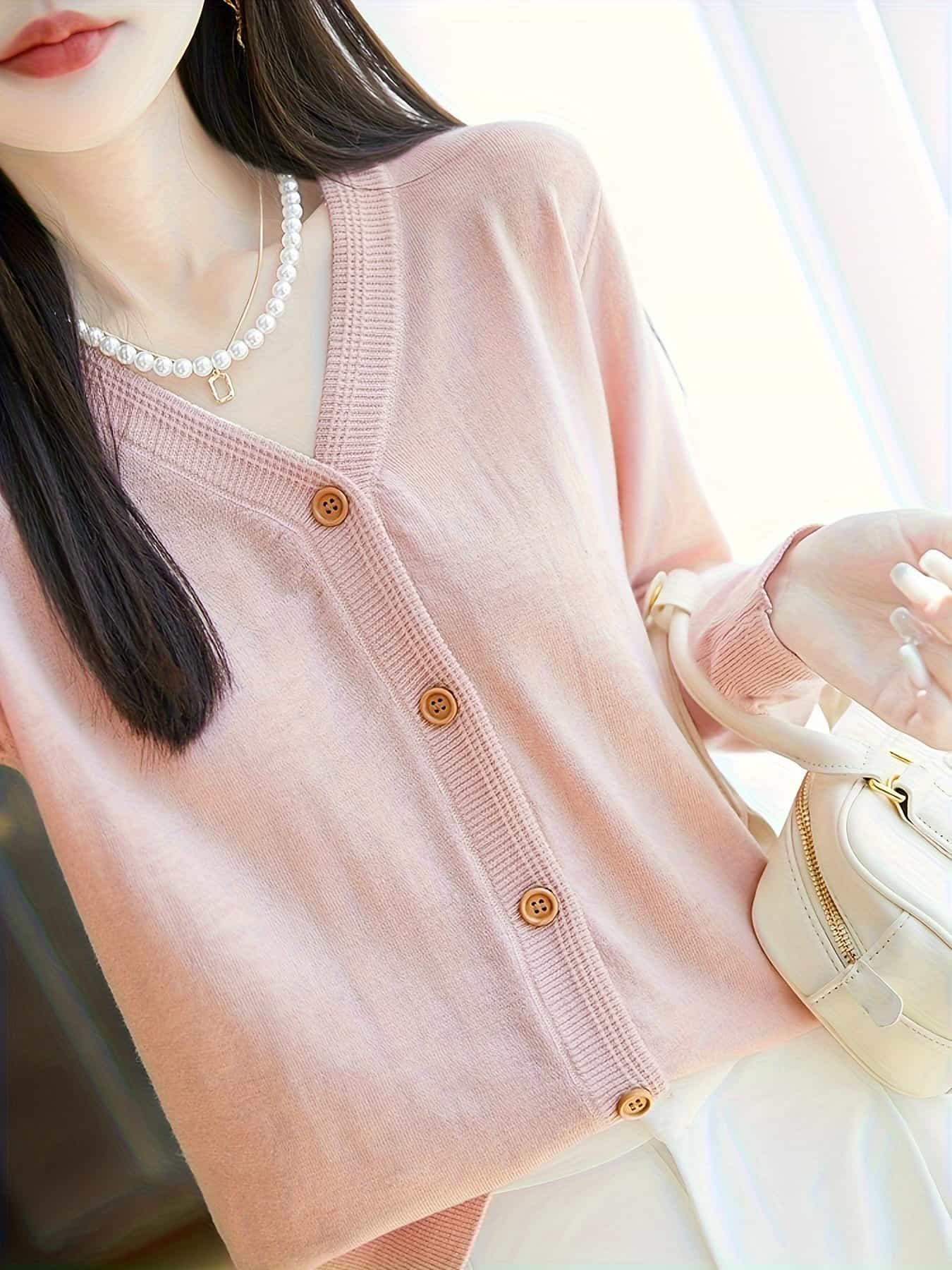 【全店通用25％OFFクーポン】カーディガン レディース 春 ニット Vネック トップス 前開き 羽織り 長袖 きれいめ オフィス 通勤 事務服 大人可愛い セーター 無地 体型カバー 着痩せ 二の腕カバー ゆる 柔らかい｜大森麗萱