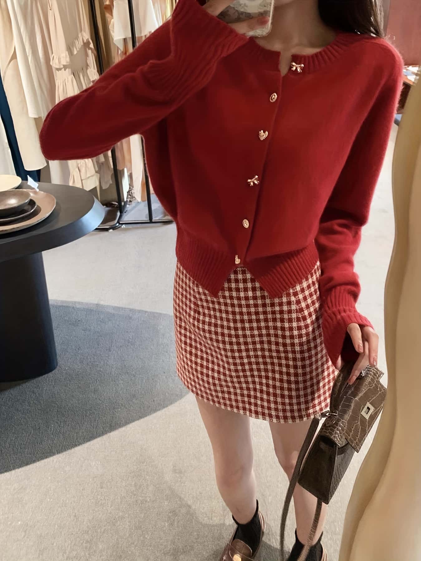 【全店通用25％OFFクーポン】【金ボタン】 カーディガン レディース ニット セーター 赤 レッド クルーネック 丸首 長袖 羽織り トップス 前開き ショート丈 飾りボタン 大人可愛い 着痩せ 細見え 体型カバー 秋冬｜大森麗萱 12,558円