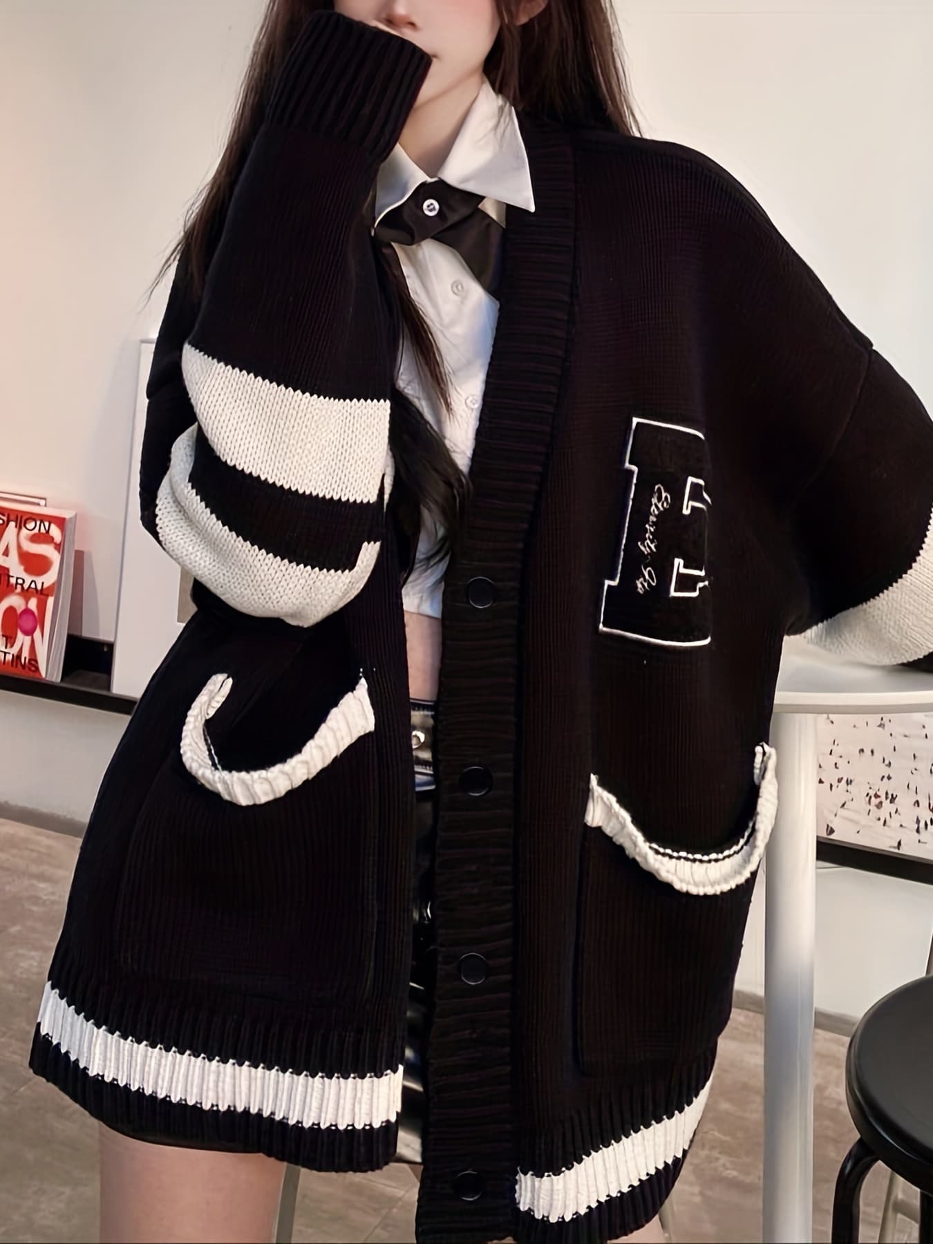 【全店通用25％OFFクーポン】【カレッジ風】カーディガン レディース ニット 配色 ライン ロゴ ワッペン Ｖネック 羽織り トップス オーバーサイズ ビッグシルエット ゆったり 前開き ボタン セーター 長袖 ポケット｜大森麗萱