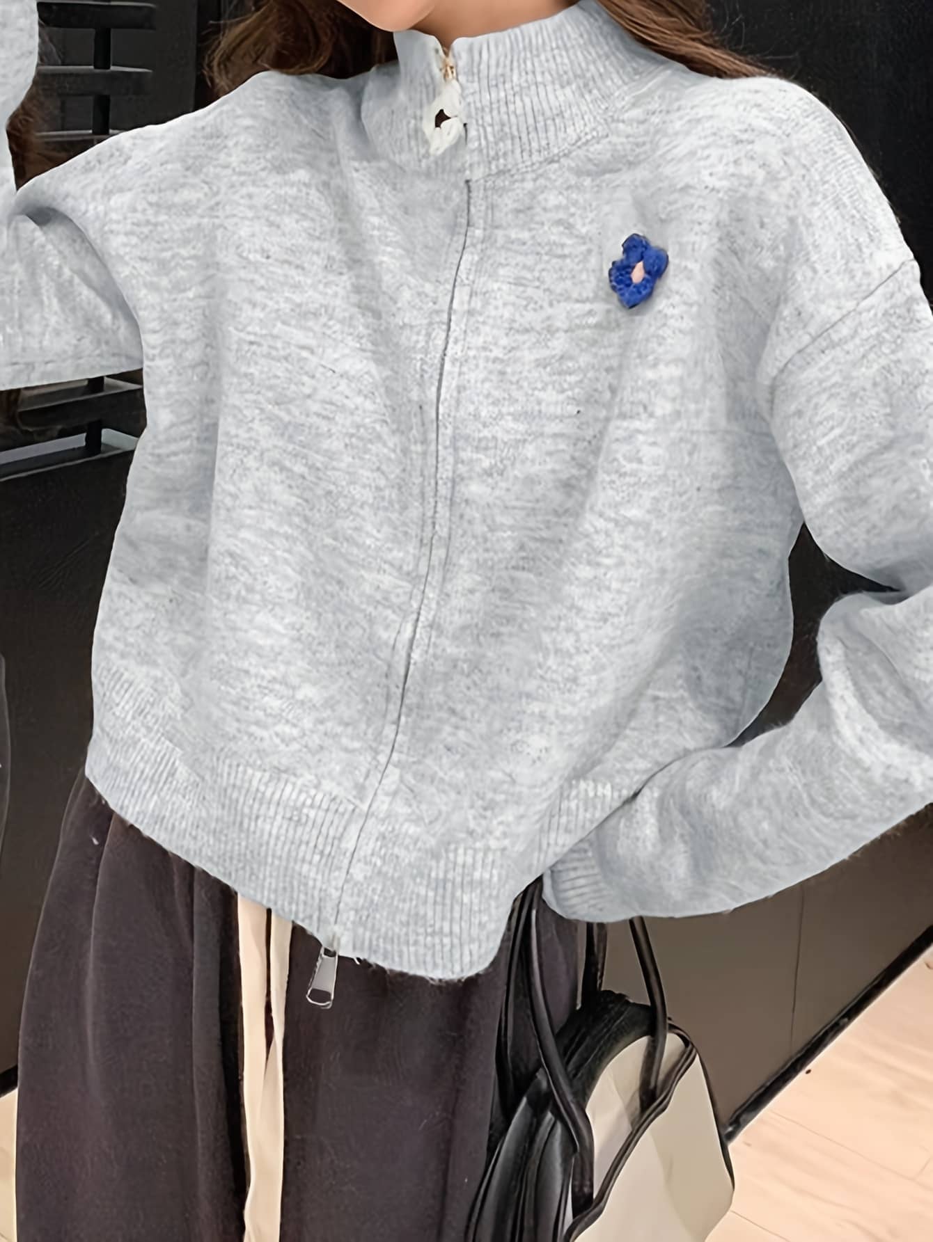 【全店通用25％OFFクーポン】【立体フラワー】 ジップアップ ニット カーディガン レディース ハイネック セーター スタンドカラー ニットジャケット トップス ブルゾン 羽織り ワンポイント 花付き 長袖 無地 柔らかい｜大森麗萱