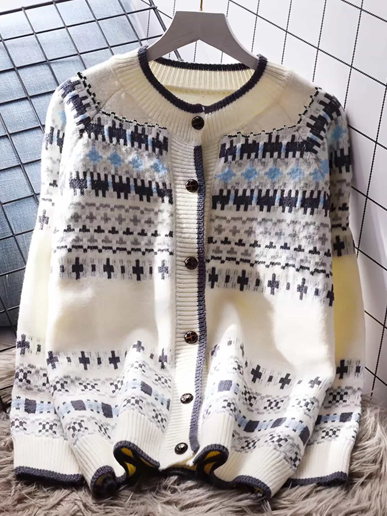 【全店通用25％OFFクーポン】【レトロ幾何学】カーディガン レディース ニット 羽織り トップス 幾何学模様 ノルディック柄 ヴィンテージ風 総柄 前開き ボタン ゆったり オーバーサイズ ビッグシルエット ラグランスリー｜大森麗萱
