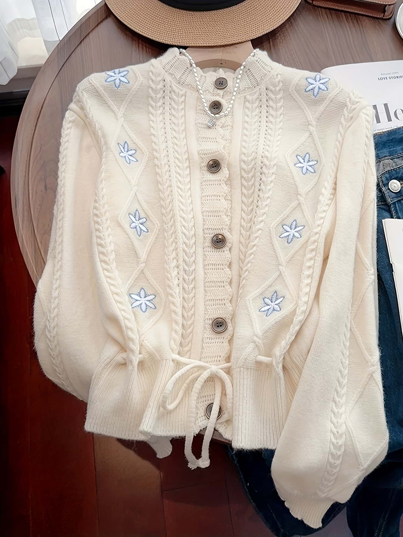 【全店通用25％OFFクーポン】【大人可愛い刺繍】 カーディガン レディース ニット トップス ケーブル編み 花柄 刺繍 長袖 クルーネック 丸首 羽織り 前開き ボタン ウエストマーク ドロスト リボン プレッピー レトロ｜大森麗萱