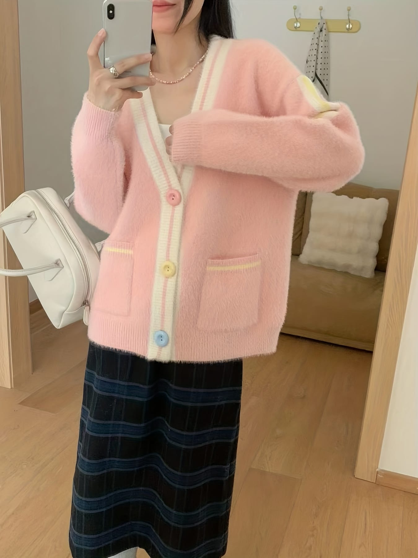 【全店通用25%OFFクーポン】【シャギーニット】カーディガン レディース 配色 ニット 厚手 前開き Vネック 羽織り トップス 長袖 もこもこ ふわふわ ボア バイカラー カラフルボタン ゆる 暖かい 体型カバー 着痩せ|大森麗萱