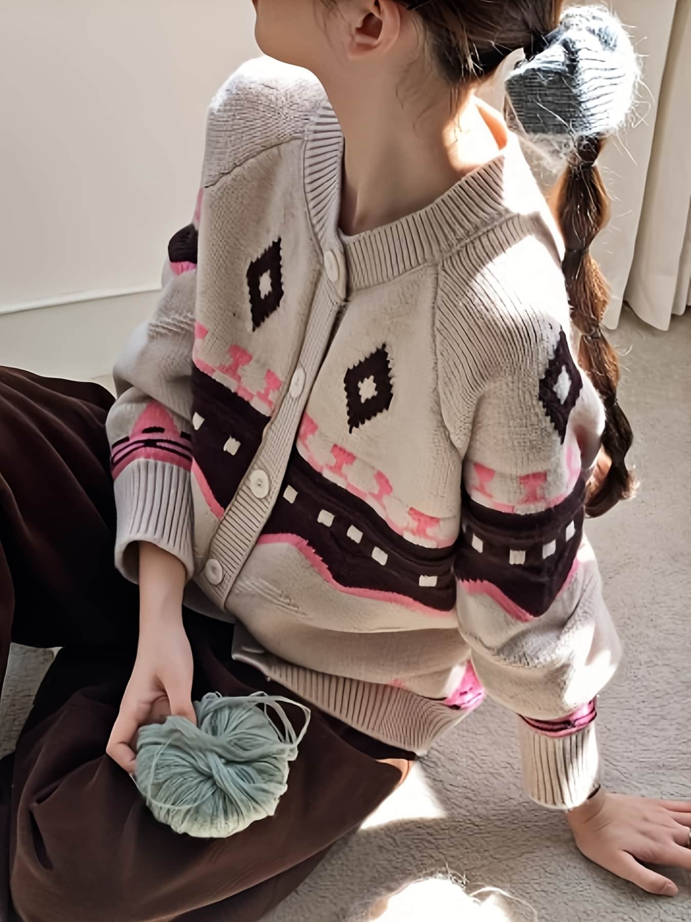 【全店通用25%OFFクーポン】【幾何学柄】ニット カーディガン レディース 秋冬 厚手 丸首 セーター 羽織り トップス 前開き ボタン 長袖 クルーネック 総柄 レトロ 配色 オーバーサイズ ビッグシルエット ゆったり|大森麗萱