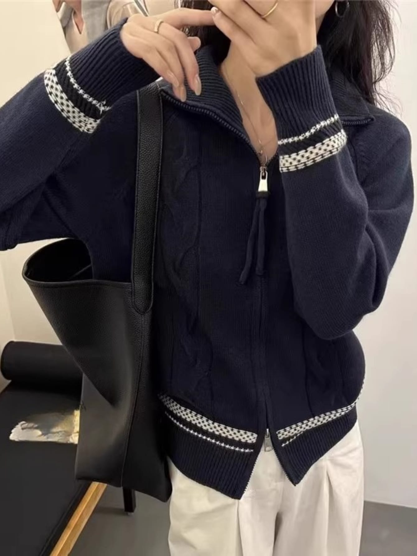 【全店通用25%OFFクーポン】【配色ライン】 ニット セーター レディース カーディガン ジップアップ ケーブル編み トップス 長袖 ハイネック スタンドカラー 前開き 配色 ボーダー 体型カバー 着痩せ 小顔効果 柔らか|大森麗萱