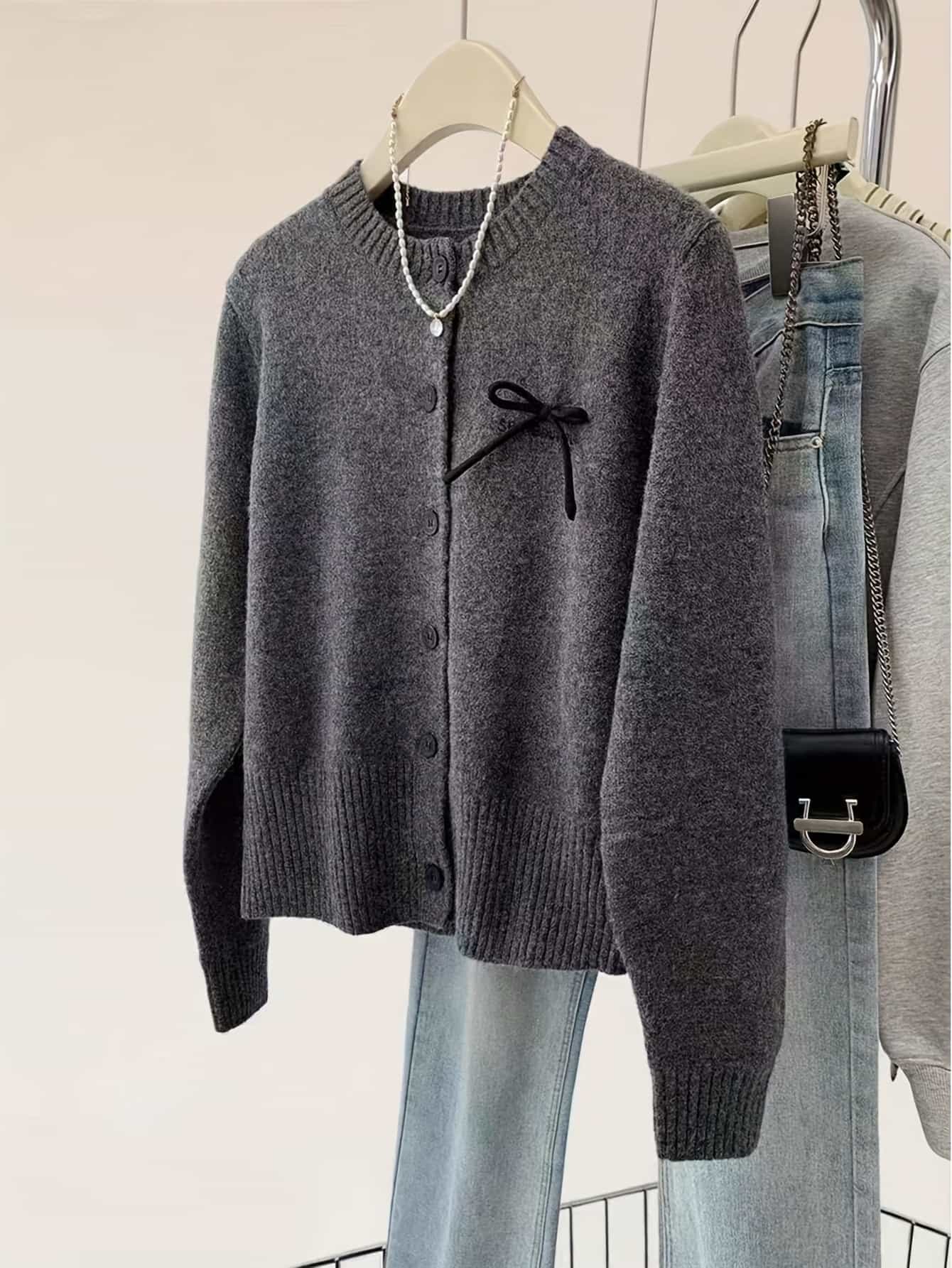 【全店30％OFFクーポンがあり】【リボンモチーフ】カーディガン レディース ニット トップス クルーネック 丸首 長袖 羽織り セーター 前開き ボタン カジュアル フェミニン 大人可愛い リボン付き ワンポイント 無地 柔らかい もっちり ニット｜大森麗萱