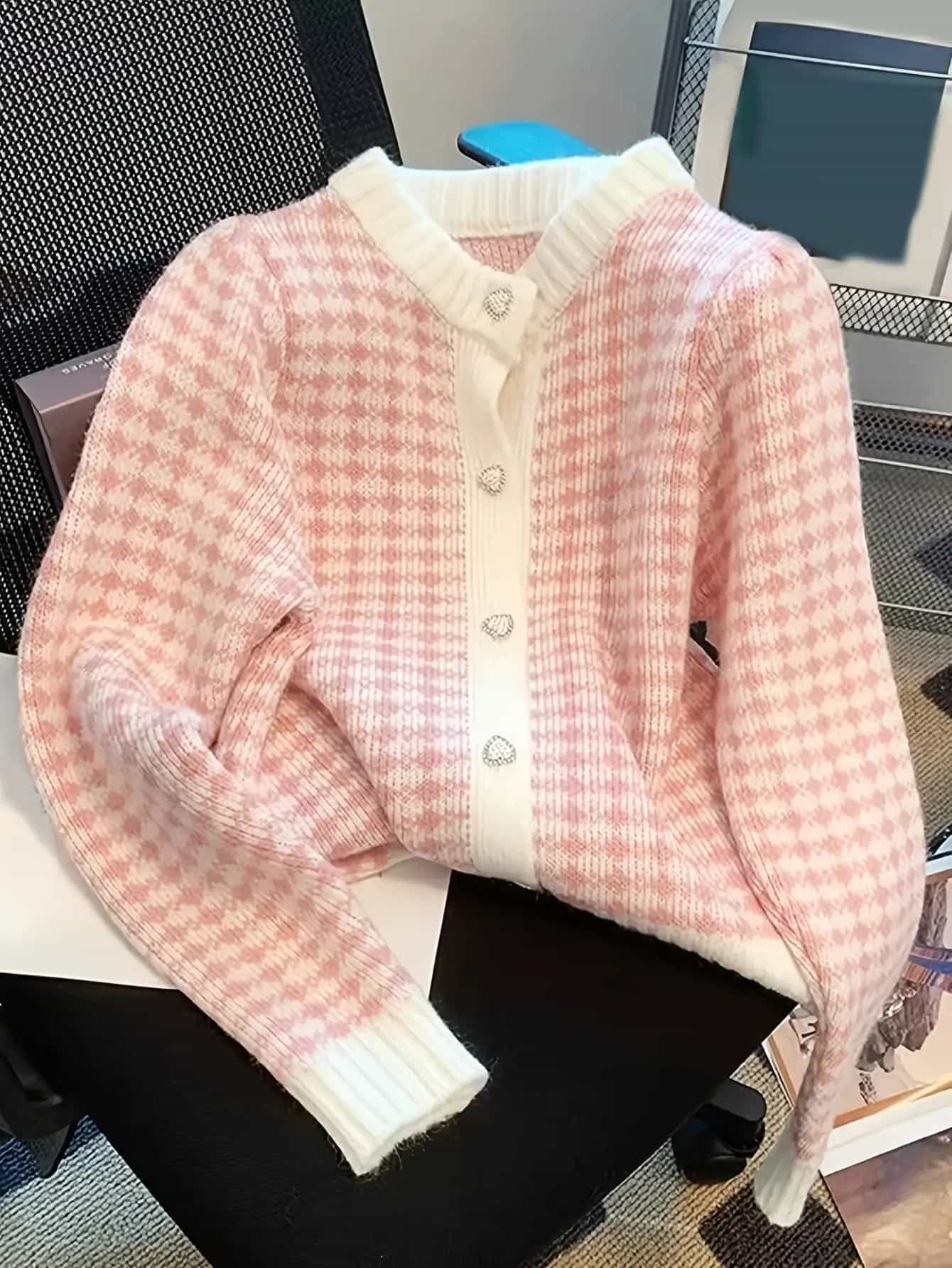 【全店30％OFFクーポン券があり】【成年者好いたらしい】ジレー レディース 編み物 スウェーター 羽織り 前食い違い 長袖 トップス アウター ニットカーデ 照合のしるし柄 透かし彫り柄 ギンガム照合のしるし ハート形名取り草 ビジューボタン 労働者の一団素っ首 丸首 肋筋 うつり変わり