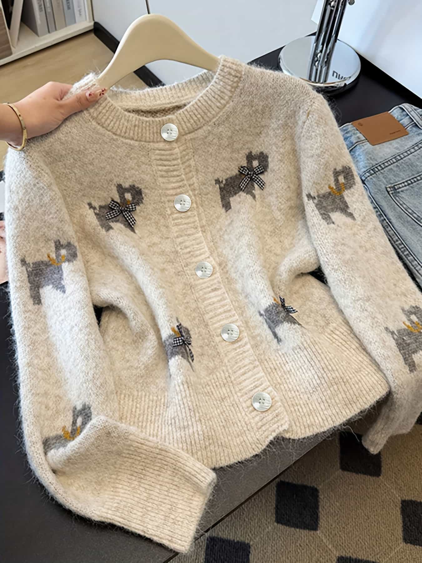 【全店30％OFF引き換え証があり】【犬妄りがわしい必見】プードル柄 ジレー 編み物 レディース トップス スウェーター 前食い違い 丸首 労働者の一団のど首 長袖 羽織り 軽アウター ジャかばい立て 毛の荒物柄 秘密捜査員 骨 シュロの葉 ふわふわ モヘヤ触れ合う やわらかい ゆっ
