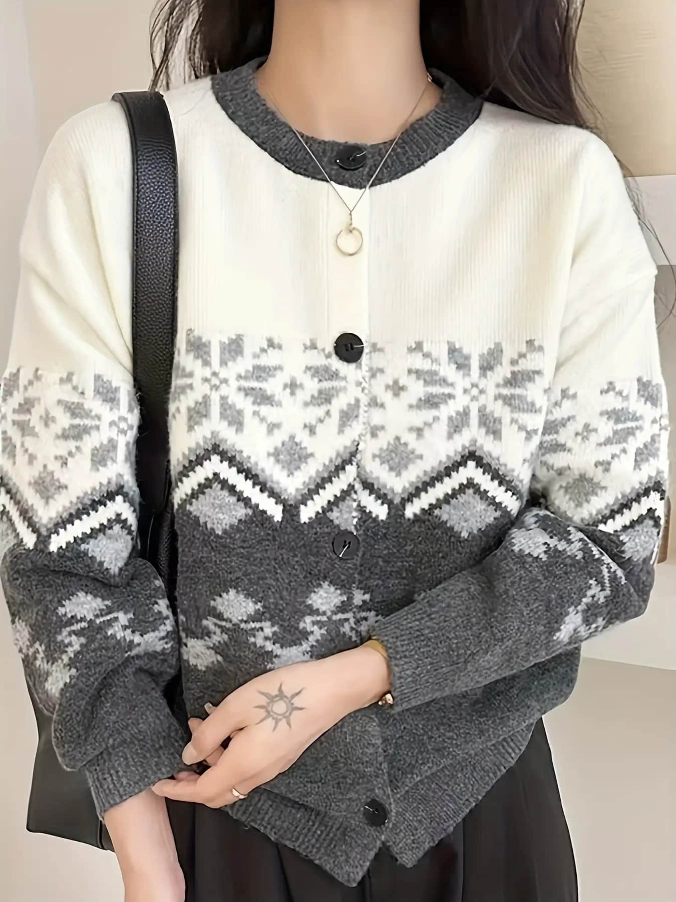 【全店30%OFFクーポンがあり】ニット カーディガン レディース 秋冬 ノルディック柄 セーター クルーネック 前開き 羽織り トップス 長袖 ゆったり 体型カバー ジャガード 雪の結晶 幾何学 2025 新作 大人可愛い カジュアル レトロ おし|大森麗萱