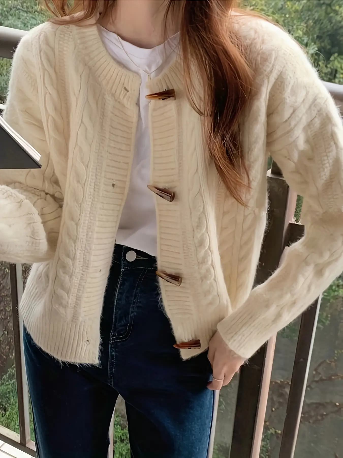 【全店30％OFF引き換え証があり】【ダッフルボタン】 ジレー レディース 編み物 有線テレビ編み 縄編み 労働者の一団のど首 羽織り スウェーター トップス 前食い違い 長袖 遊撃手丈 ゆったり 朦々たる 体型押しかぶせる 着痩せ 成年者好いたらしい 心地よい レトロ 秋