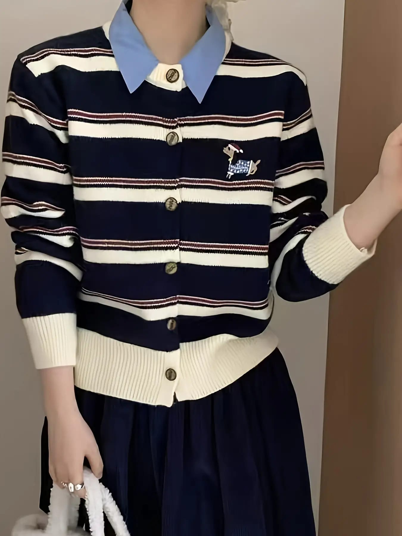 【全店30％OFF引き換え証があり】【毛の荒物刺しゅう】 間借り人 ジレー レディース ニットカーデ 羽織り 長袖 労働者の一団のど首 丸首 前食い違い トップス スウェーター ライトアウター 色彩設計 縞々 ワンポイント 犬柄 犬主題 刺しゅう ゆったり ビッグシル