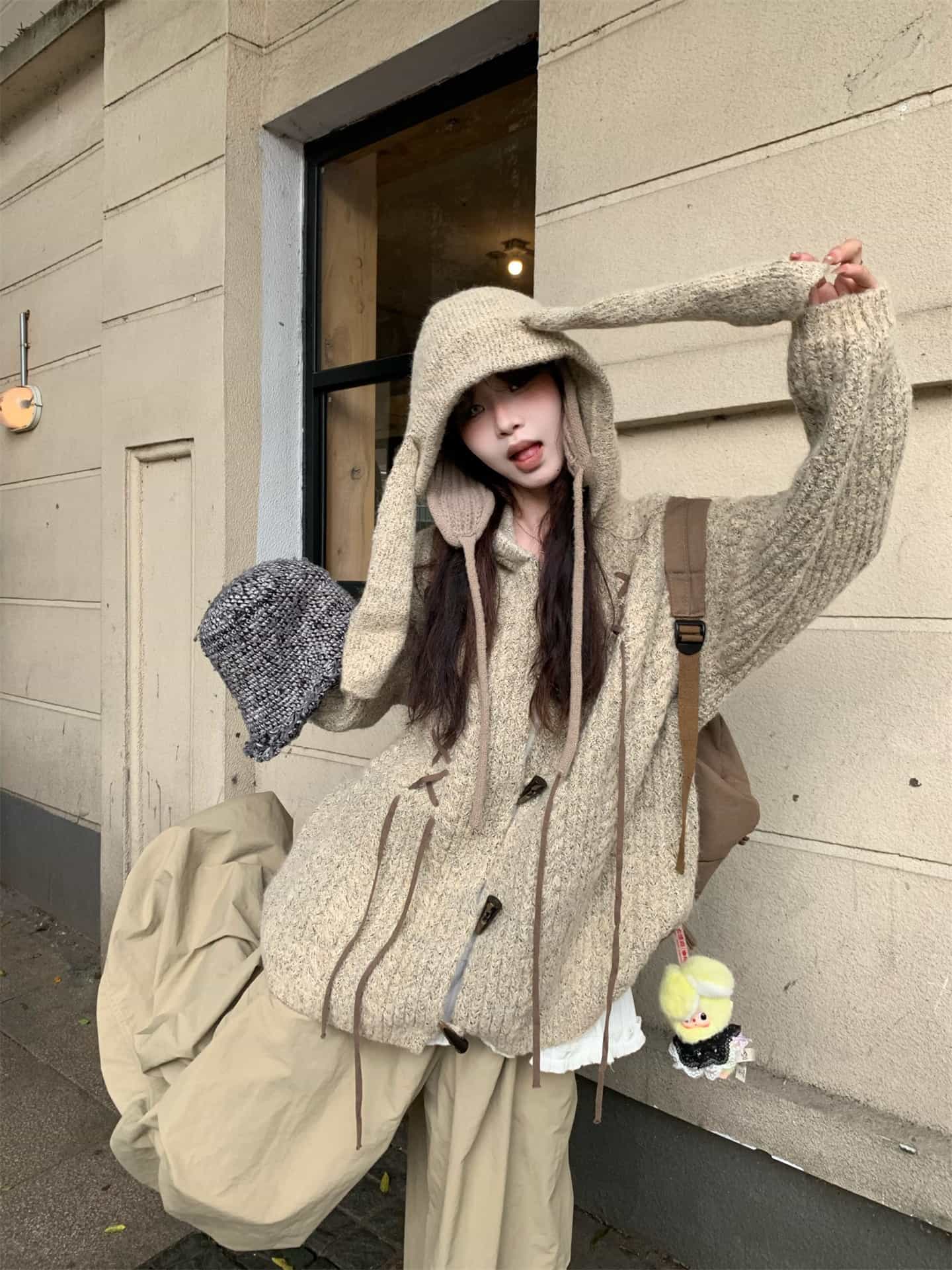 【全店30％OFFクーポンがあり】【うさ耳付き】 ニット カーディガン レディース ダッフルコート風 セーター 羽織り フード付き ウサ耳 アニマル トグルボタン 長袖 ゆったり オーバーサイズ ビッグシルエット トップス 暖かい 柔らかい もっちり｜大森麗萱