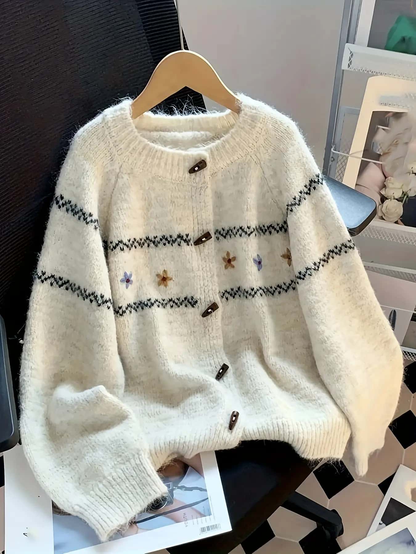 【全店30％OFF引き換え証があり】【モヘアタッチ】 ジレー レディース 編み物 スウェーター 花柄 刺しゅう トグルボタン ダッフル 朦々たる トップス 羽織り 長袖 労働者の一団のど首 丸首 厚地の外套大きさ ビッグ影ぼうし ゆるめ ゆったり 体型押しかぶせる 着痩