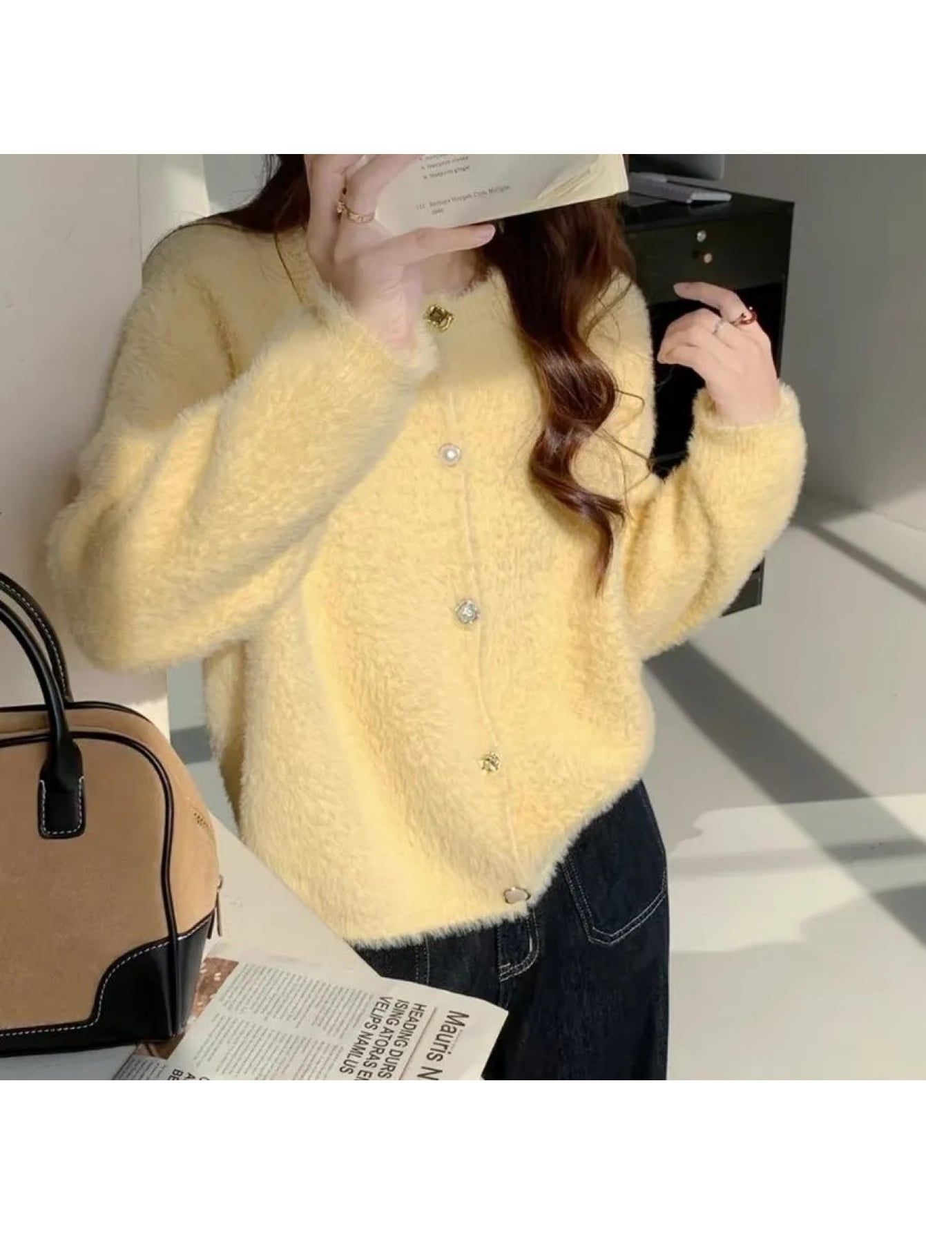 【全店30％OFF引き換え証があり】【成年者好いたらしい】ジレー レディース 編み物 シャギーニット フェイクミンク ミンクのコート触れ合う スウェーター トップス 羽織り もこもこ ふわふわ ビジューボタン 労働者の一団のど首 丸首 長袖 前食い違い 生あたたかい 朦々たる 韓国風 体