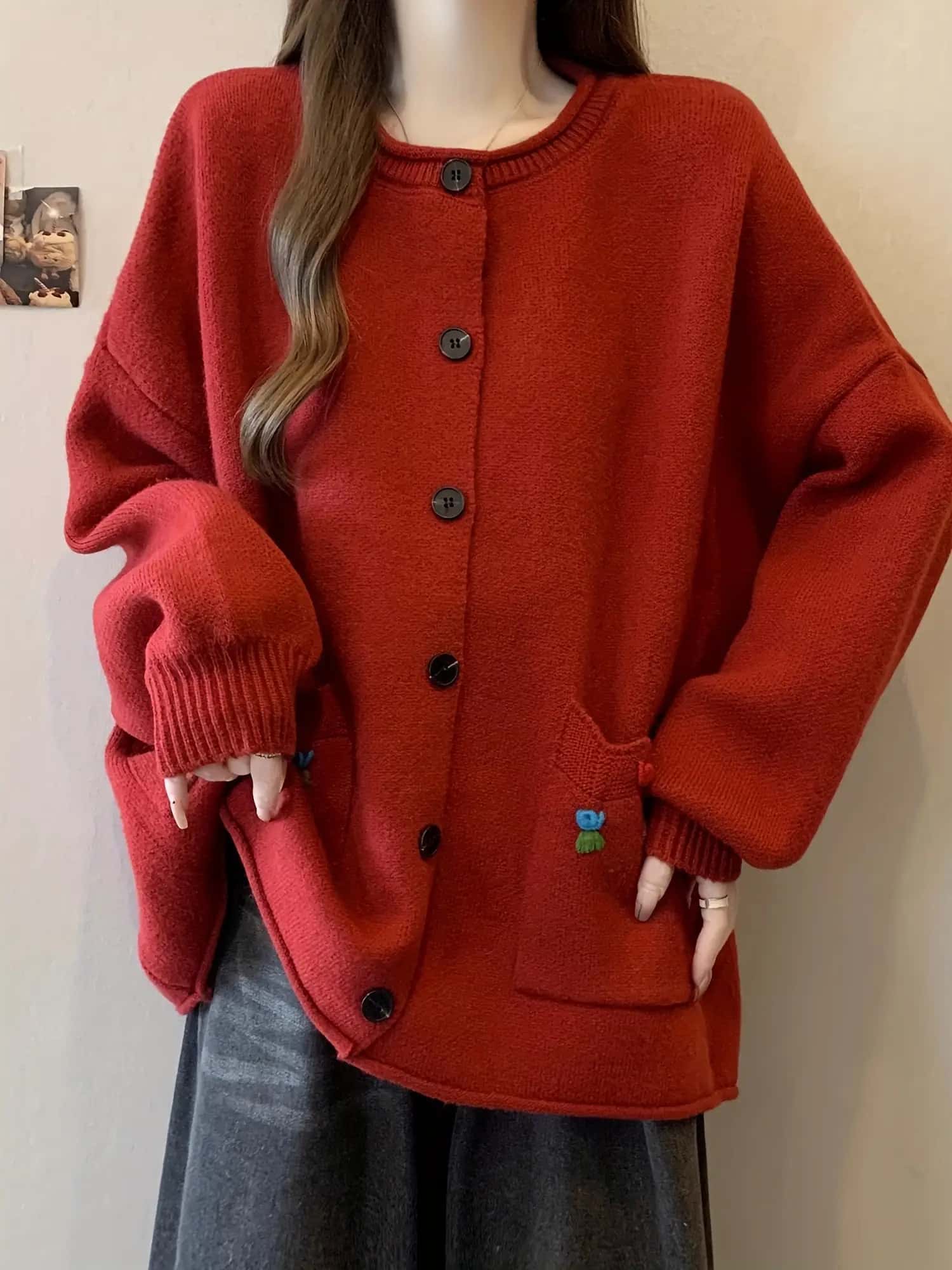 【全店30％OFFクーポンがあり】カーディガン レディース ニット セーター クルーネック 丸首 厚手 前開き ボタン トップス ポケット 刺繍 羽織り アウター オーバーサイズ ゆったり ボリューム袖 ビッグシルエット 大きいサイズ 体型カバー 二｜大森麗萱 9,783円