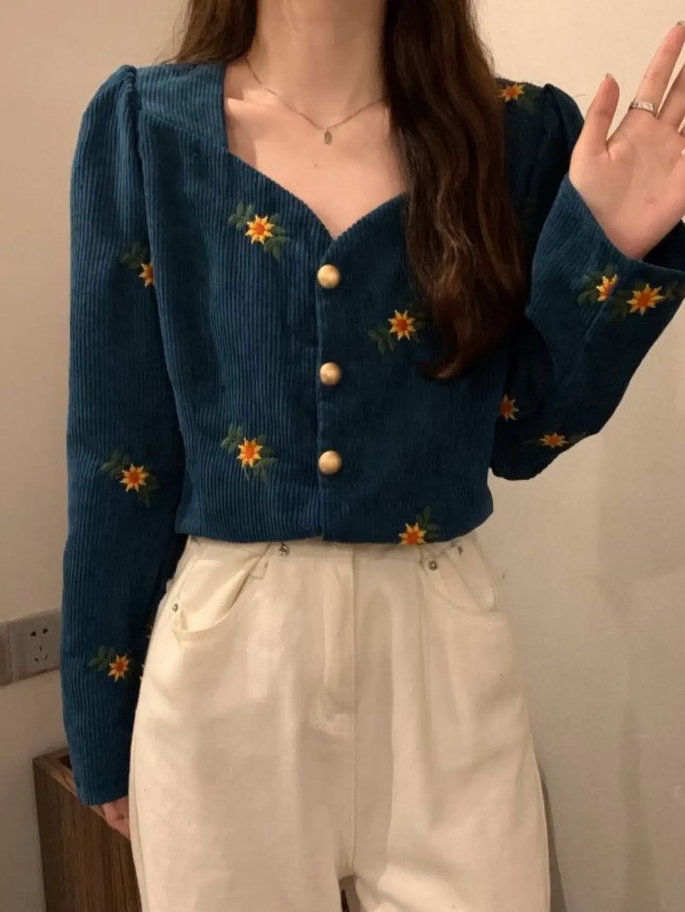 【全店30％OFF引き換え証があり】【レトロ好いたらしい】コール天 ジレー レディース 刺しゅう 花柄 トップ トップス 長袖 Ｖのど首 秋 冬 プルオーバー 前食い違い 羽織り 音の大きさ袖 タック袖 ぽわん袖 真っ盛り袖 ヴィンテージ風 朦々たる 防寒 生あたたかい 刺