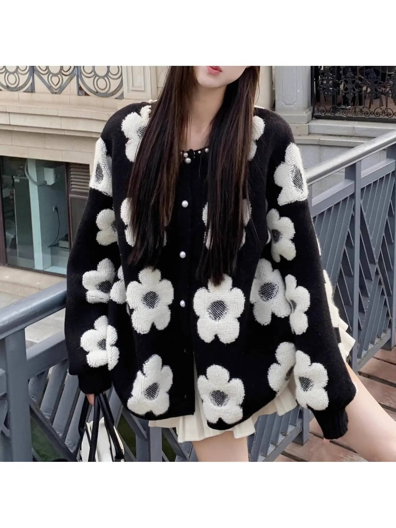 【全店30%OFFクーポンがあり】【大人可愛い】カーディガン レディース ニット セーター 花柄 フラワー パールボタン クルーネック 丸首 前開き トップス 羽織り 厚手 ボリューム袖 ドロップショルダー ゆるっと ビッグシルエット オーバーサイズ|大森麗萱