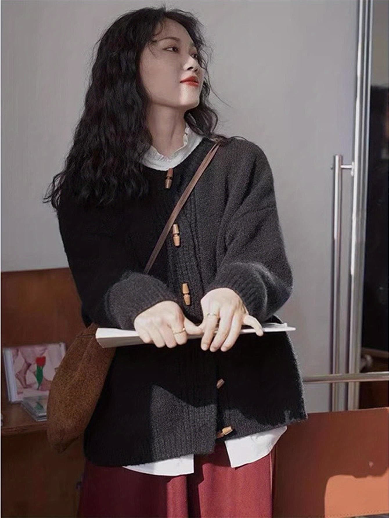 【全店30％OFF引き換え証があり】【レトロ好いたらしい】 ジレー レディース 編み物ジレー ダッフル 編み物 スウェーター トップス アウター 羽織り トグルボタン 労働者の一団のど首 丸首 長袖 ゆったり 厚地の外套大きさ 韓国 流行り物 朦々たる 生あたたかい