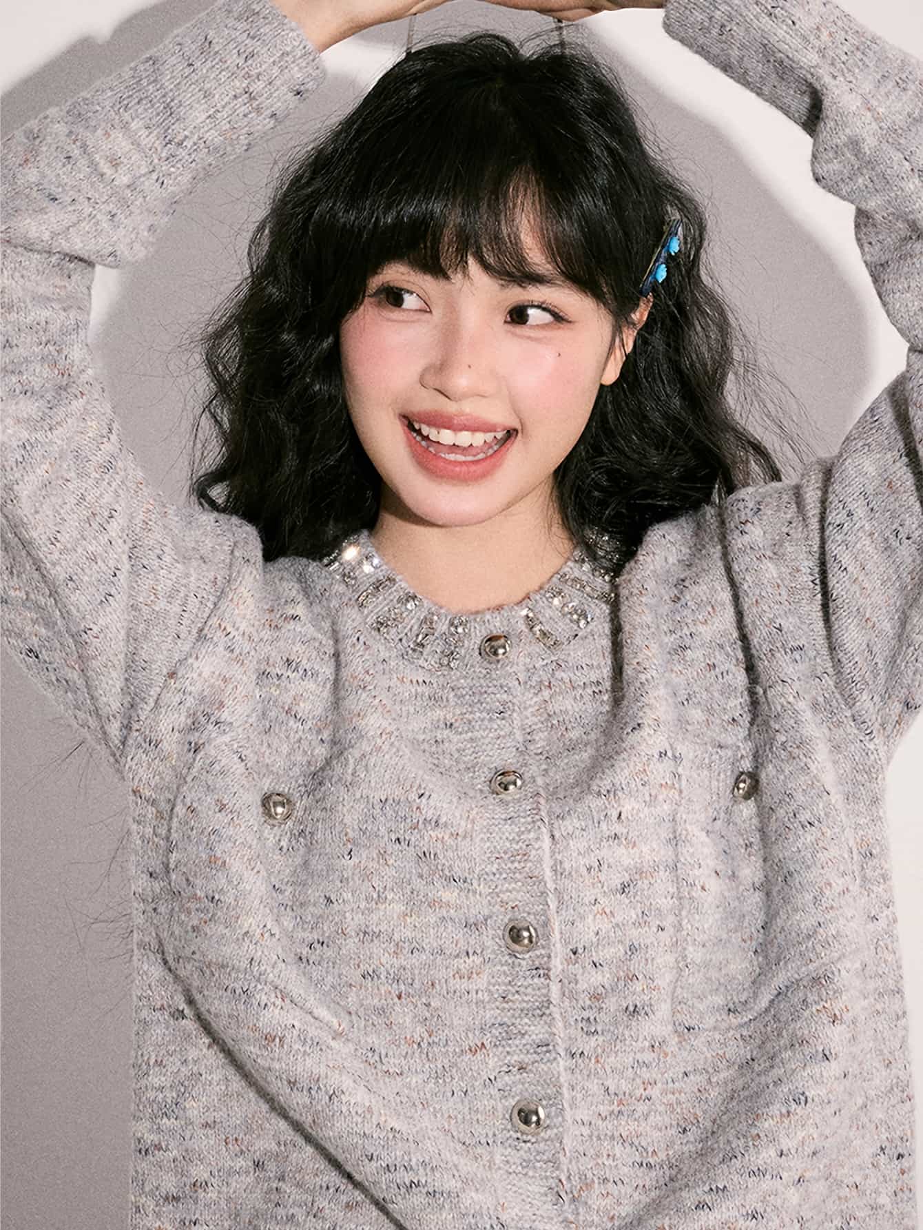 【全店30％OFF引き換え証があり】【襟元ビジュー】 ジレー レディース 編み物 スウェーター 長袖 前食い違い 労働者の一団のど首 入り合わせる色合い 杢薄墨色 金属元素名取り草 衣嚢付 成年者好いたらしい 好いたらしいめ 執務室 通い 体型押しかぶせる 着痩せ 細押し出し ゆったり