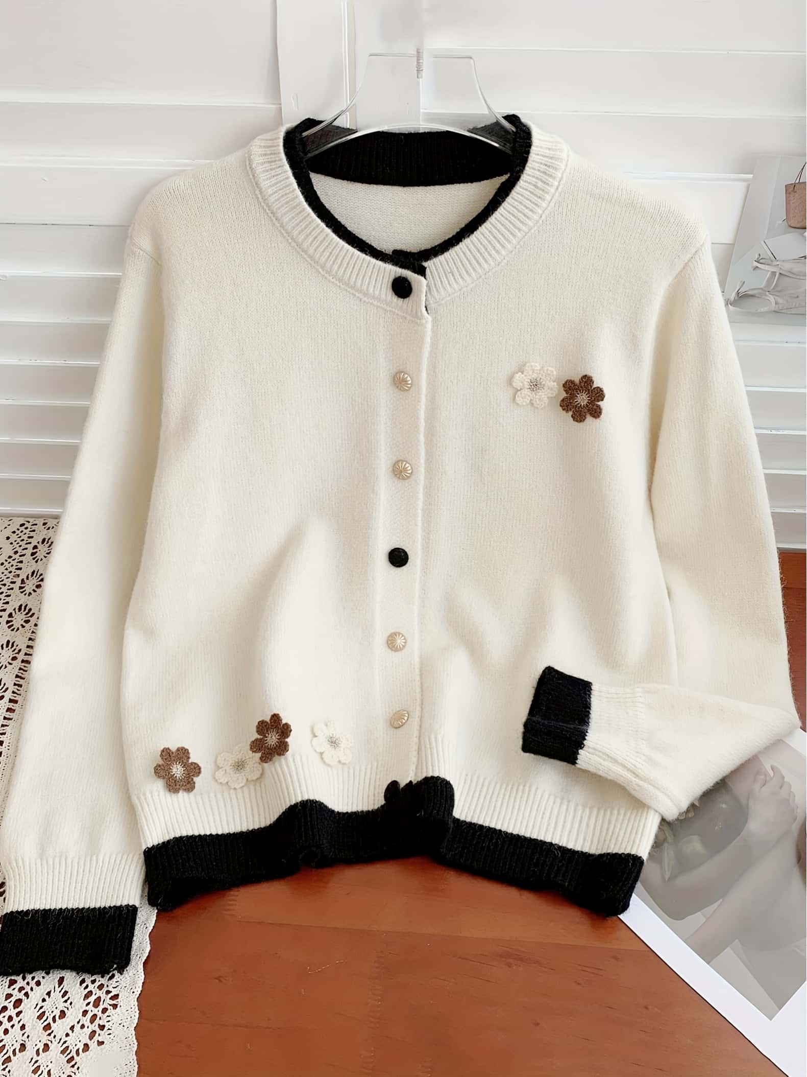 【全店30％OFF引き換え証があり】【バイ色合い】ジレー レディース 編み物 スウェーター 丸首 労働者の一団のど首 フェイクレイヤード 重ね着風 花柄 刺しゅう 御花 色彩設計 トップス 羽織り 前食い違い 長袖 朦々たる 生あたたかい ゆったり 体型押しかぶせる 着痩せ 細見