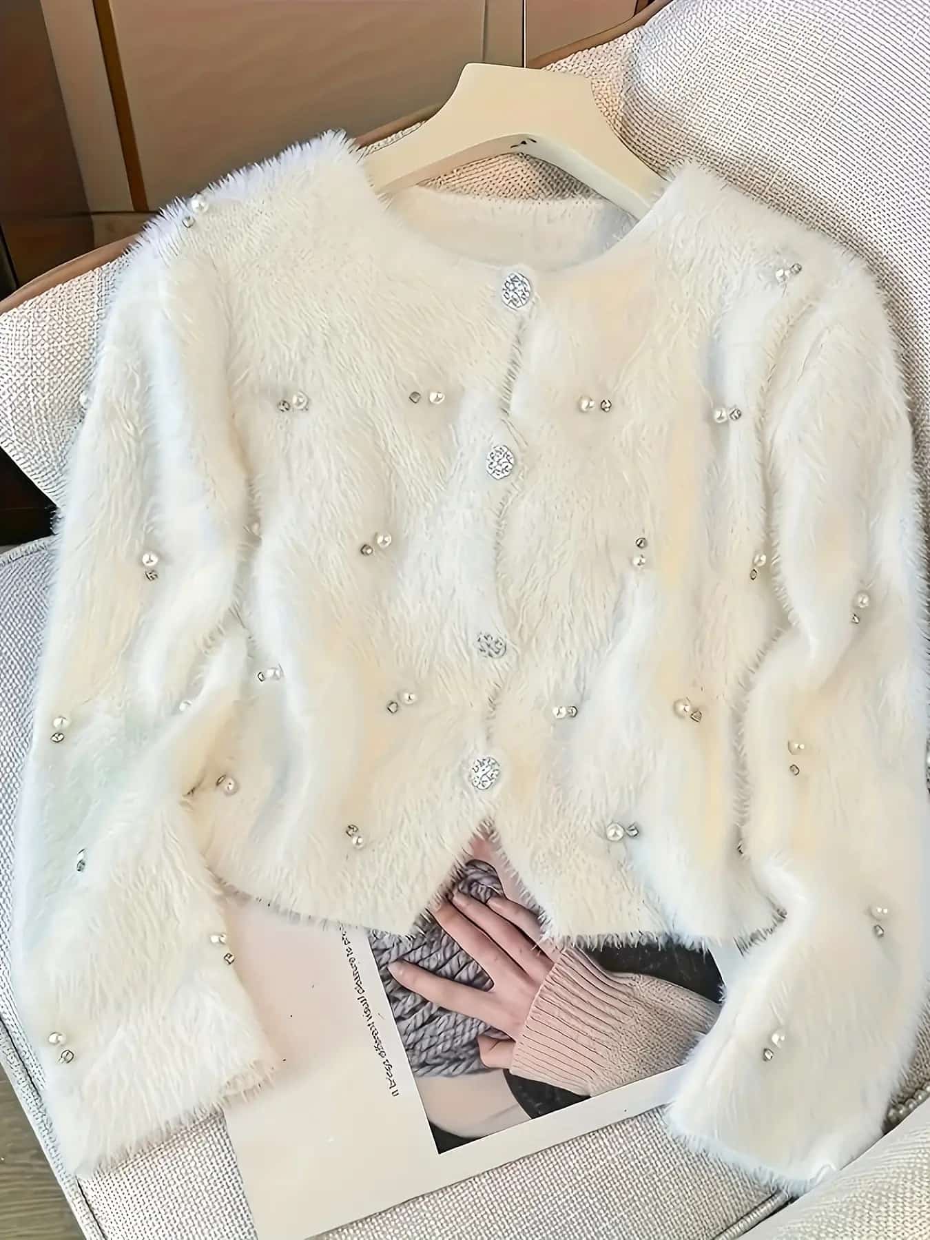 【全店30％OFF引き換え証があり】【ビジュー＆パール】 シャギー ジレー 編み物 レディース クロップド丈 短丈 トップス 労働者の一団のど首 丸首 羽織り 鉄道車両デ スウェーター もこもこ ふわふわ 生あたたかい 防寒 長袖 朦々たる 好いたらしいめ 成年者好いたらしい フェミ
