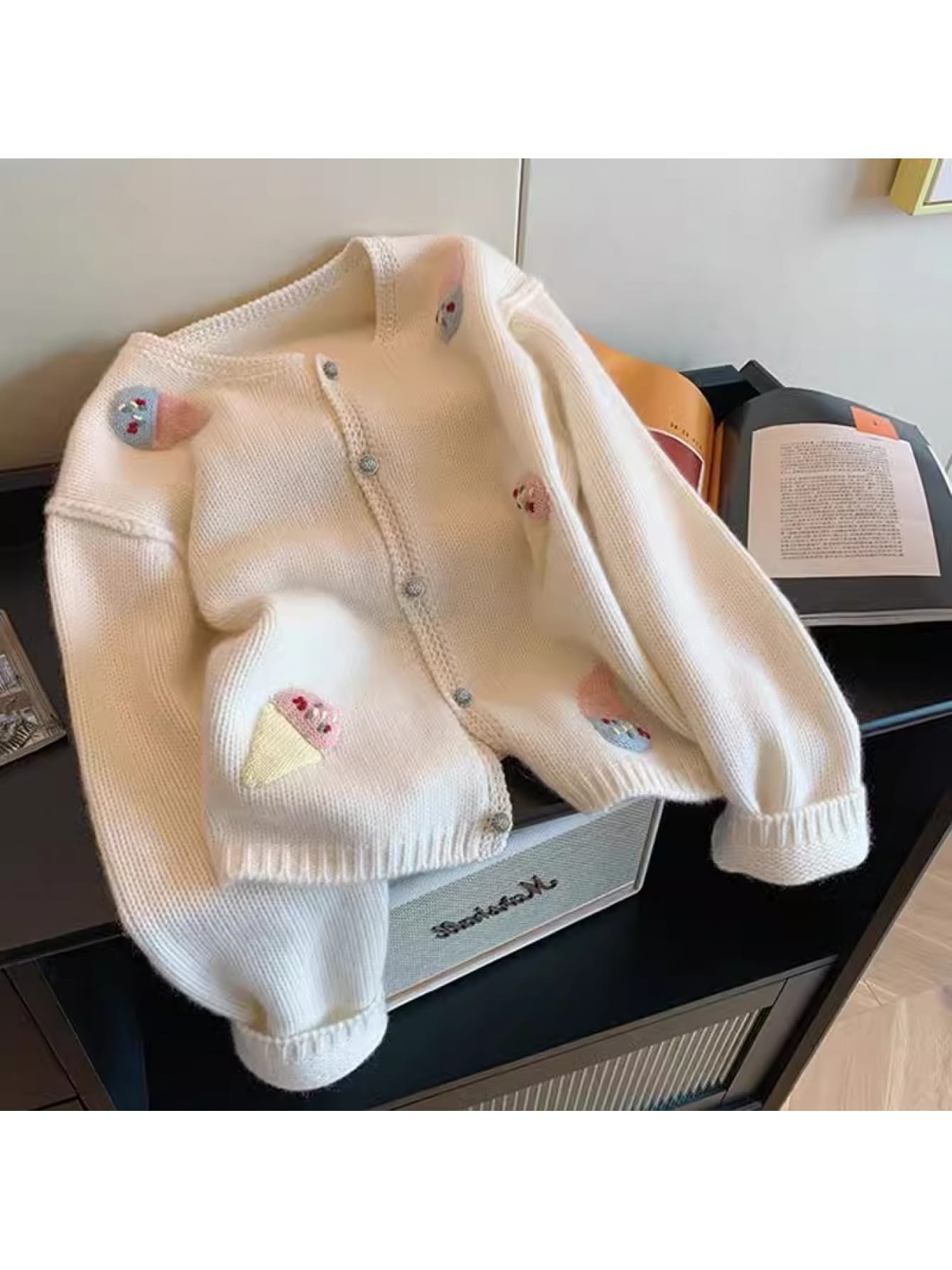 【全店30％OFF引き換え証があり】【もっちり原料品】 クリーム 刺しゅう 編み物 ジレー レディース スウェーター 労働者の一団のど首 丸首 前食い違い トップス 長袖 羽織り 朦々たる 生あたたかい ゆったり 体型押しかぶせる 遊撃手丈 着痩せ 割れ易い押し出し 好いたらしい おしゃ