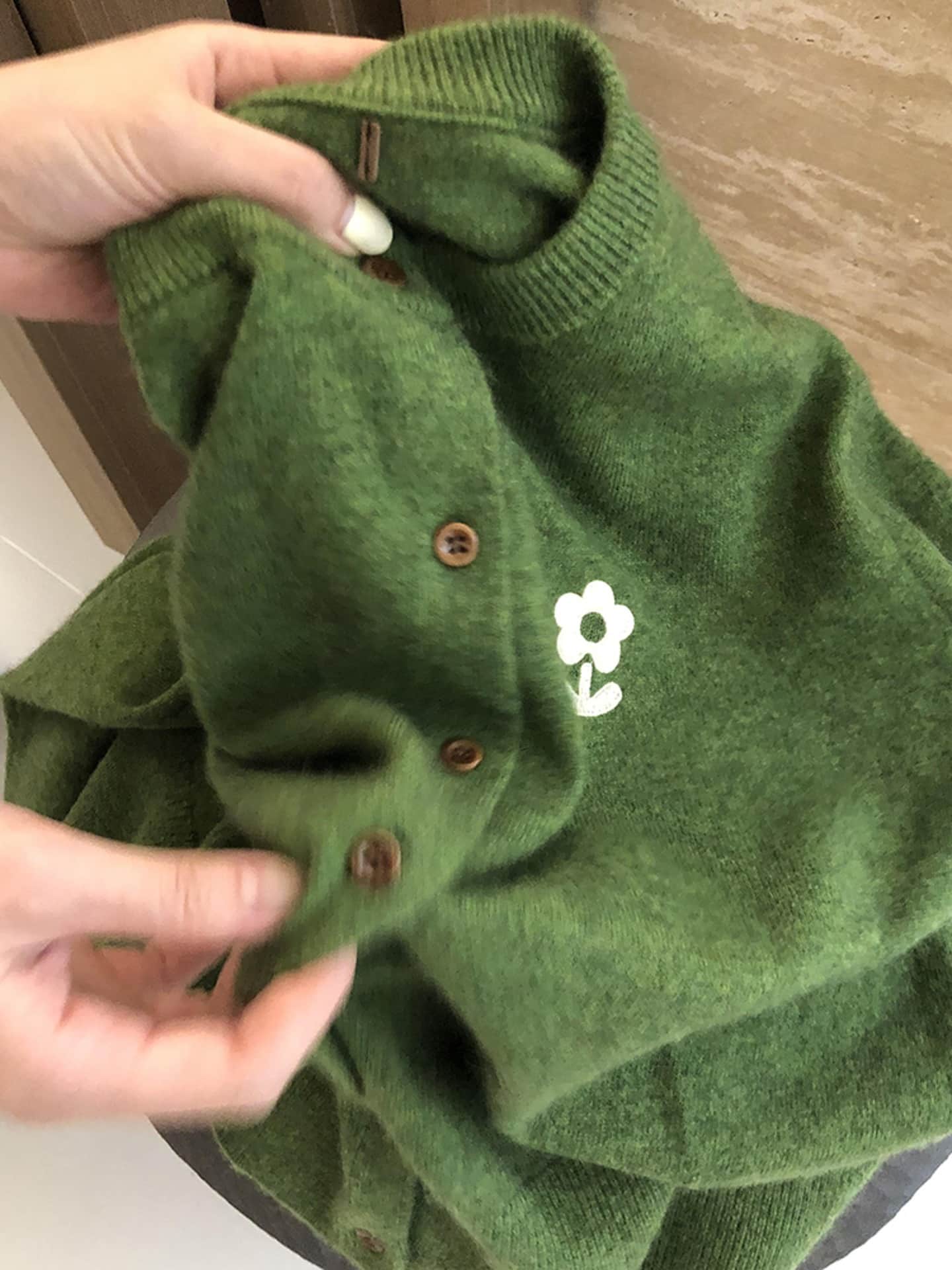 【全店30％OFF引き換え証があり】ジレー レディース 編み物 トップス 長袖 羽織り 労働者の一団のど首 丸首 花柄 ワンポイント 御花 緑であること 緑 秋 冬 春 ゆる影ぼうし 厚地の外套大きさ 体型押しかぶせる 着痩せ 心地よい 成年者好いたらしい 好いたらしい