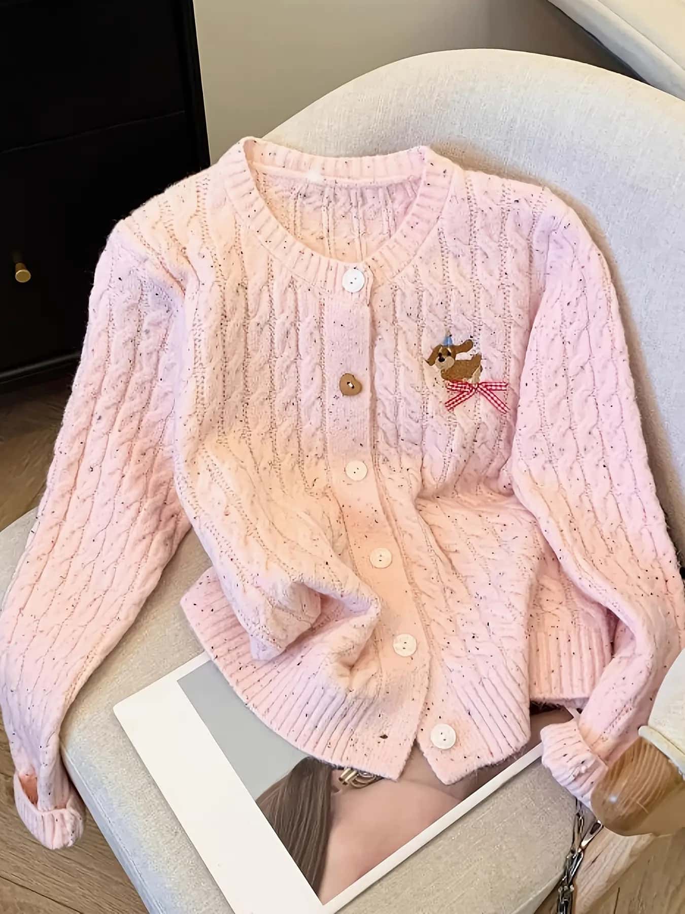 【全店30％OFF引き換え証があり】ジレー レディース 編み物 有線テレビ編み 刺しゅう ワンポイント 犬 サクラ色 労働者の一団のど首 丸首 長袖 スウェーター トップス 羽織り 前食い違い 生あたたかい パステル色の チクチクしない 体型押しかぶせる 二の腕押しかぶせる 着痩せ 割れ易い見