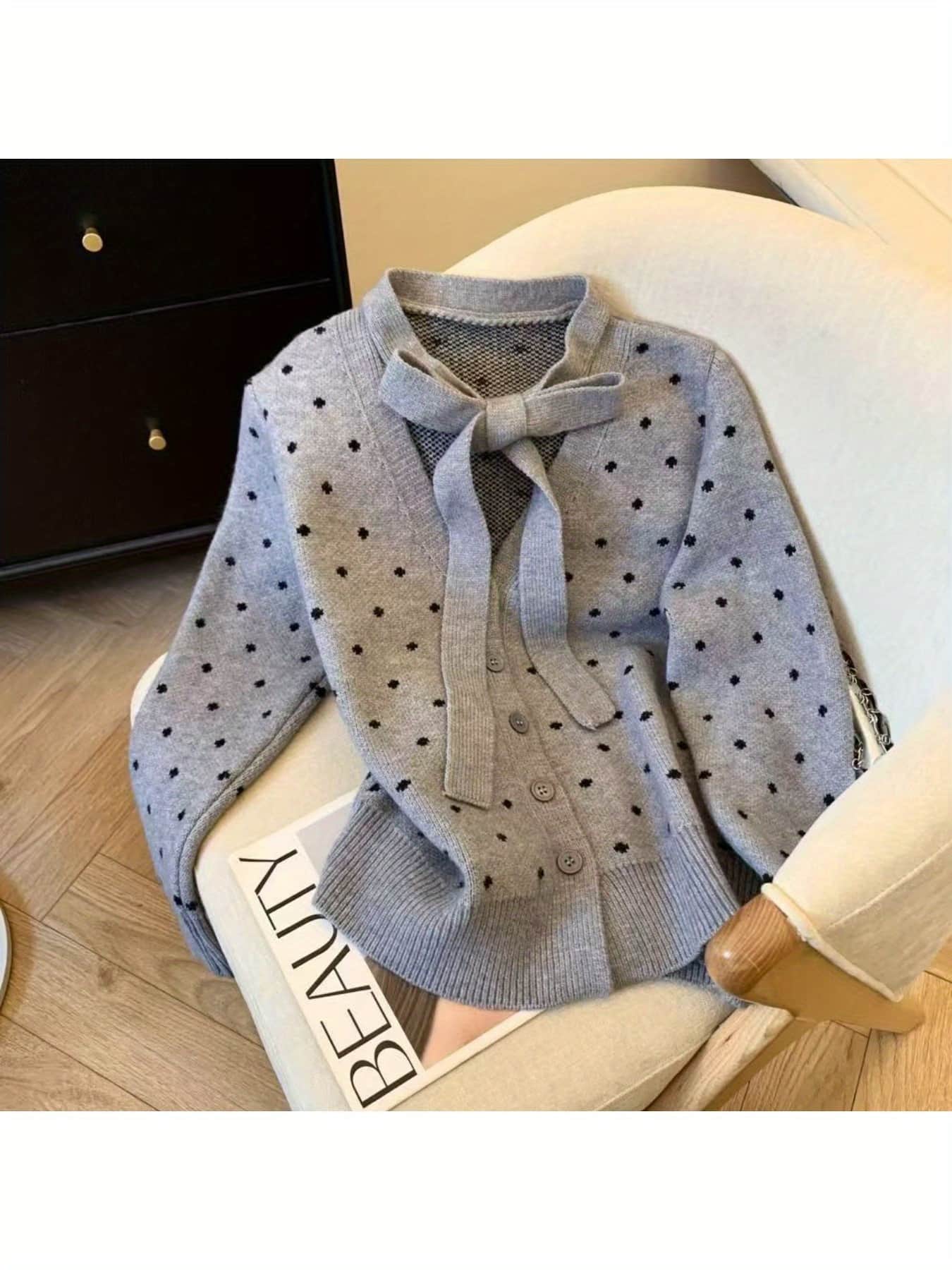【全店30％OFF引き換え証があり】【洋弓引き分けシュロの葉】 ジレー レディース 点点柄 水玉 編み物 スウェーター Vのど首 トップス 羽織り 長袖 前食い違い 名取り草 好いたらしいめ 成年者好いたらしい 執務室 通い OL 事務服 体型押しかぶせる 着痩せ 二の腕押しかぶせる