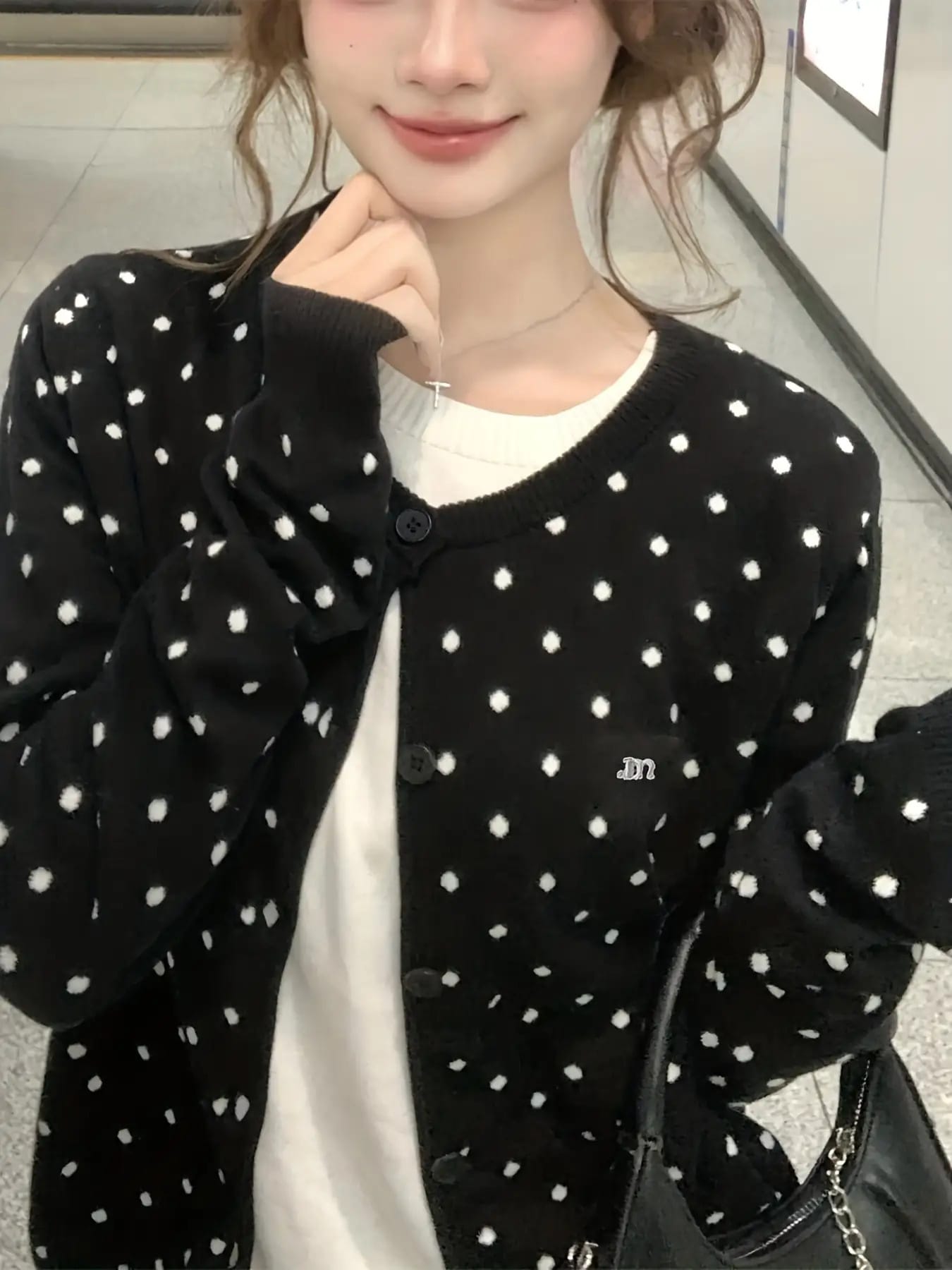 【全店30％OFF引き換え証があり】ジレー レディース 点点柄 水玉 編み物 羽織り 労働者の一団のど首 前食い違い 名取り草 刺しゅう ワンポイント 長袖 トップス スウェーター お部屋着 心地よい レトロ ガーリー 成年者好いたらしい 韓国流行り物 好いたらしいめ ゆっ