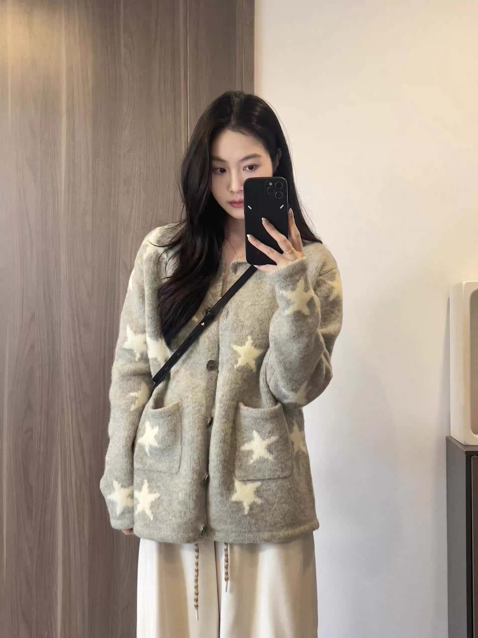 【全店30％OFF引き換え証があり】【星柄が好いたらしい】ジレー レディース 編み物 星 はやりっ児 色彩設計 スウェーター 羽織り トップス 韓国流行り物 厚地の外套大きさ ゆったり ビッグ影ぼうし 丸首 前食い違い 名取り草 衣嚢 秋 冬 秋冬 体型押しかぶせる