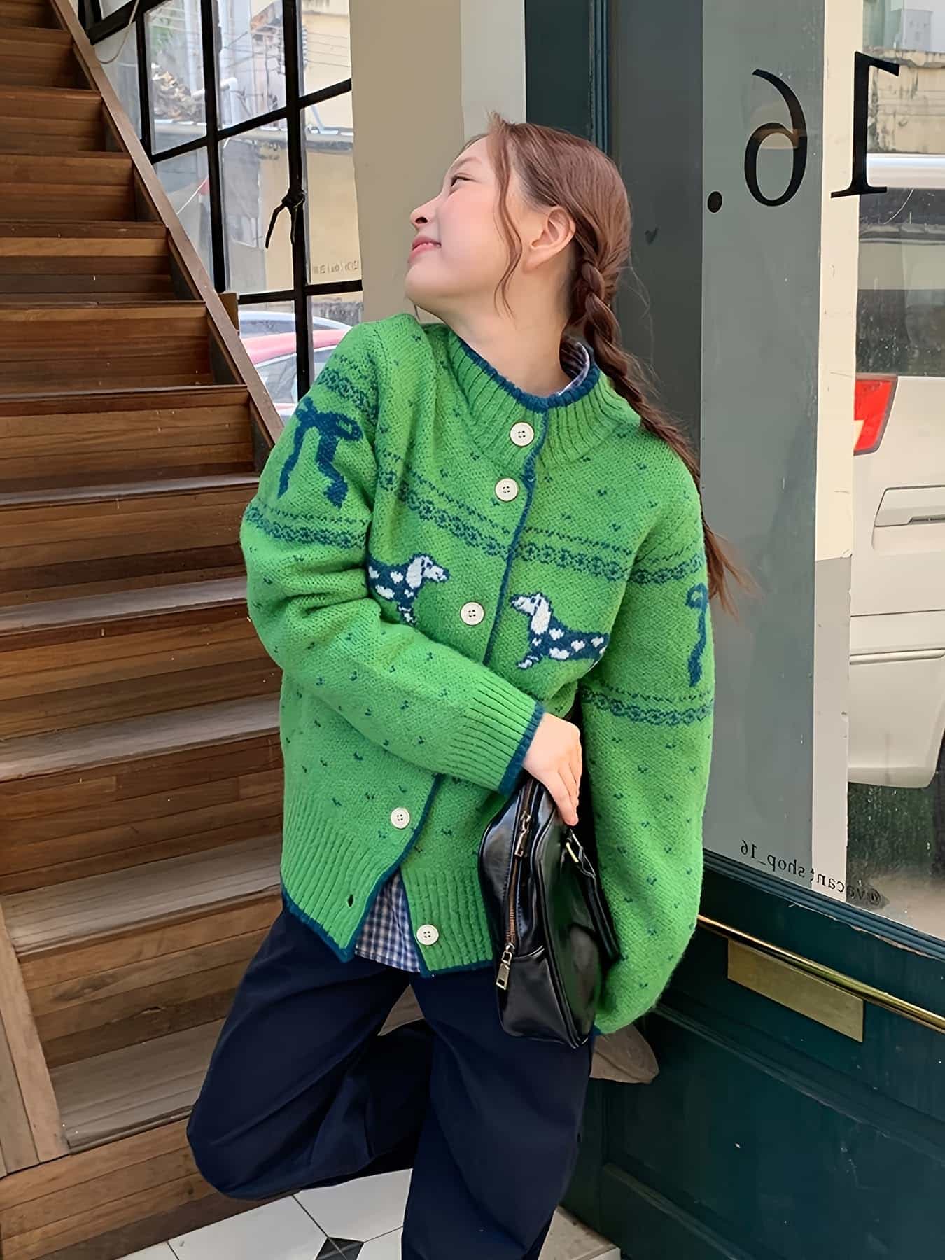 【全店30％OFF引き換え証があり】【レトロ好いたらしい】編み物ジレー レディース 犬柄 毛の荒物 幾何学学飾りつけ 緑であること 緑 スウェーター 労働者の一団のど首 前食い違い 羽織り 長袖 ゆったり 厚地の外套大きさ ビッグ影ぼうし 落っこちる肩部 朦々たる 防寒 生あたたかい