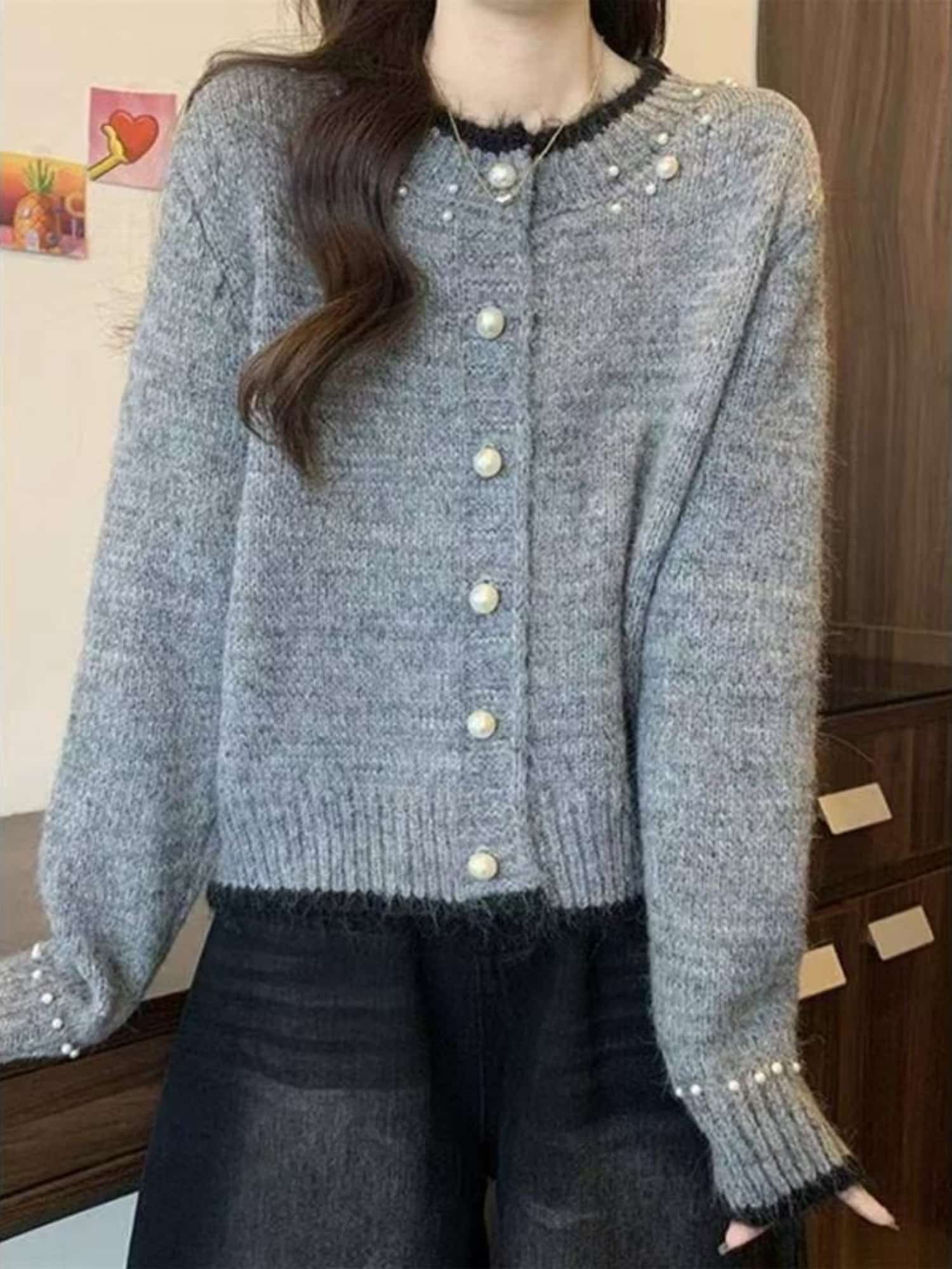 【全店30％OFF引き換え証があり】【パール付き添い人】 編み物 ジレー レディース スウェーター トップス 遊撃手丈 色彩設計 バイ色合い ビジュー 労働者の一団のど首 丸首 長袖 羽織り もっちり パステル色の 前食い違い 名取り草 ゆったり 体型押しかぶせる 着痩せ 細見え