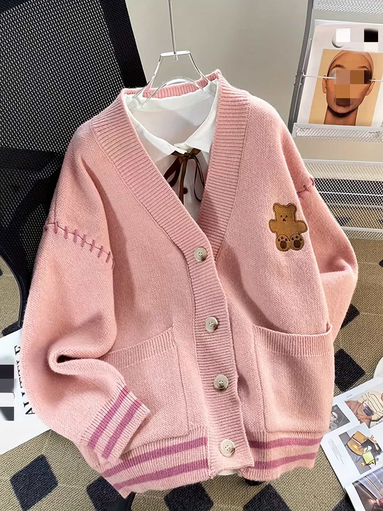 【全店30％OFF引き換え証】【熊刺しゅう】ジレー レディース 編み物 スウェーター Ｖのど首 トップス 羽織り 色彩設計 間借り人 生産ライン 編み目 ワンポイント くま 熊 厚地の外套大きさ ビッグ影ぼうし ゆったり 体型押しかぶせる 二の腕押しかぶせる 着痩せ 楽