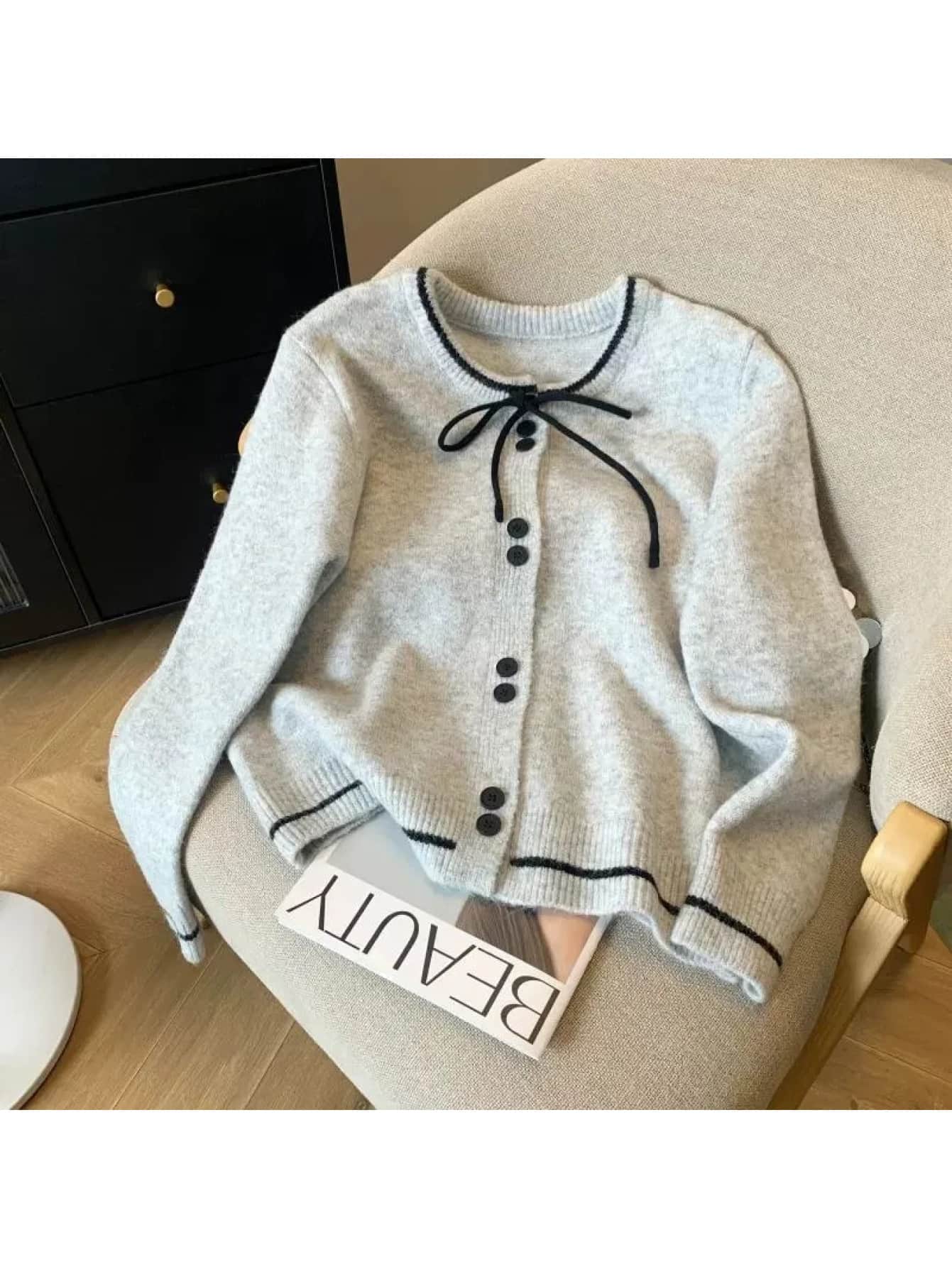 【全店通用25%OFFクーポン】【大人可愛い】 カーディガン レディース ニット トップス 羽織り リボン フロントリボン 配色 バイカラー パイピング クルーネック 丸首 前開き ボタン 長袖 セーター ライトアウター 柔らかい 体型カバー 着痩せ|大森麗萱