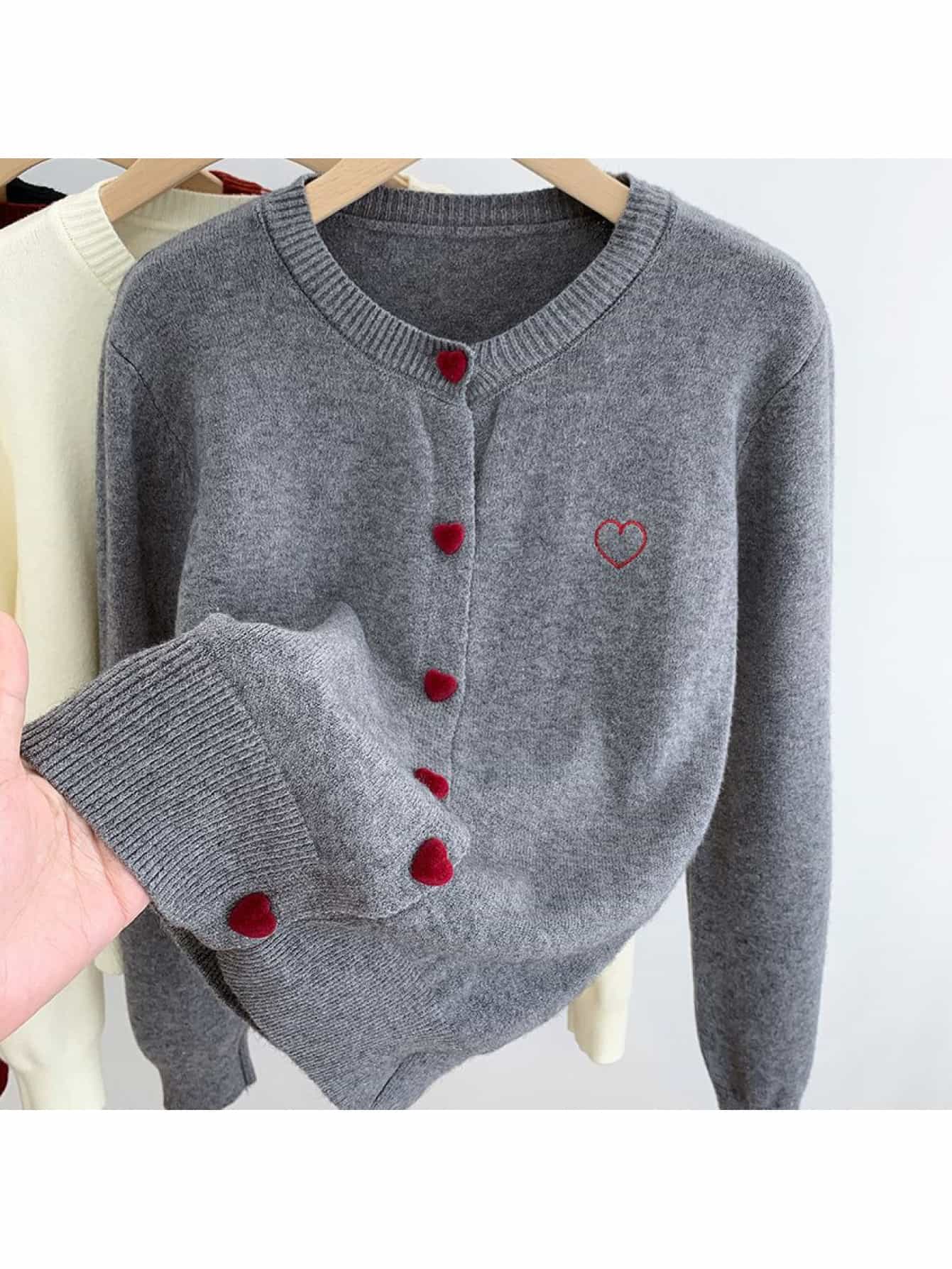 【全店30％OFF引き換え証】【ハート型名取り草】 ジレー レディース 編み物 トップス ハート型 刺しゅう 労働者の一団のど首 丸首 遊撃手丈 羽織り スウェーター 前食い違い 長袖 生あたたかい 編み物ジレー 韓国 流行り物 成年者好いたらしい 好いたらしいめ 10代 20代