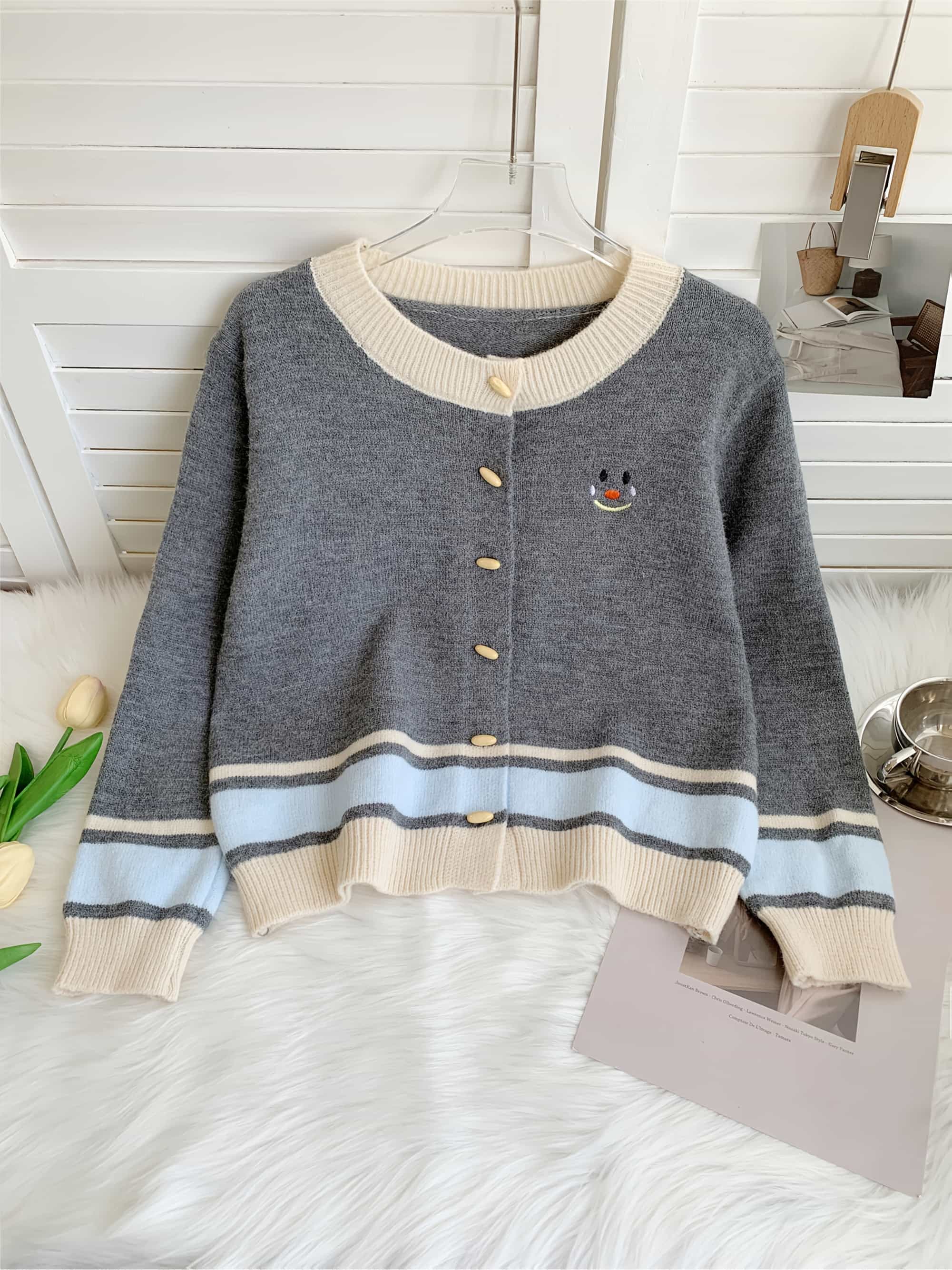 【全店30％OFF引き換え証】【ニコお父ちゃん刺しゅう】ジレー レディース 編み物 スウェーター 丸首 色彩設計 間借り人 ゆる 長袖 羽織り トップス 労働者の一団のど首 前食い違い 名取り草付 木製風 もの柔らか もっちり 生あたたかい 朦々たる 防寒 お部屋着 お部屋お召しもの 心地よい