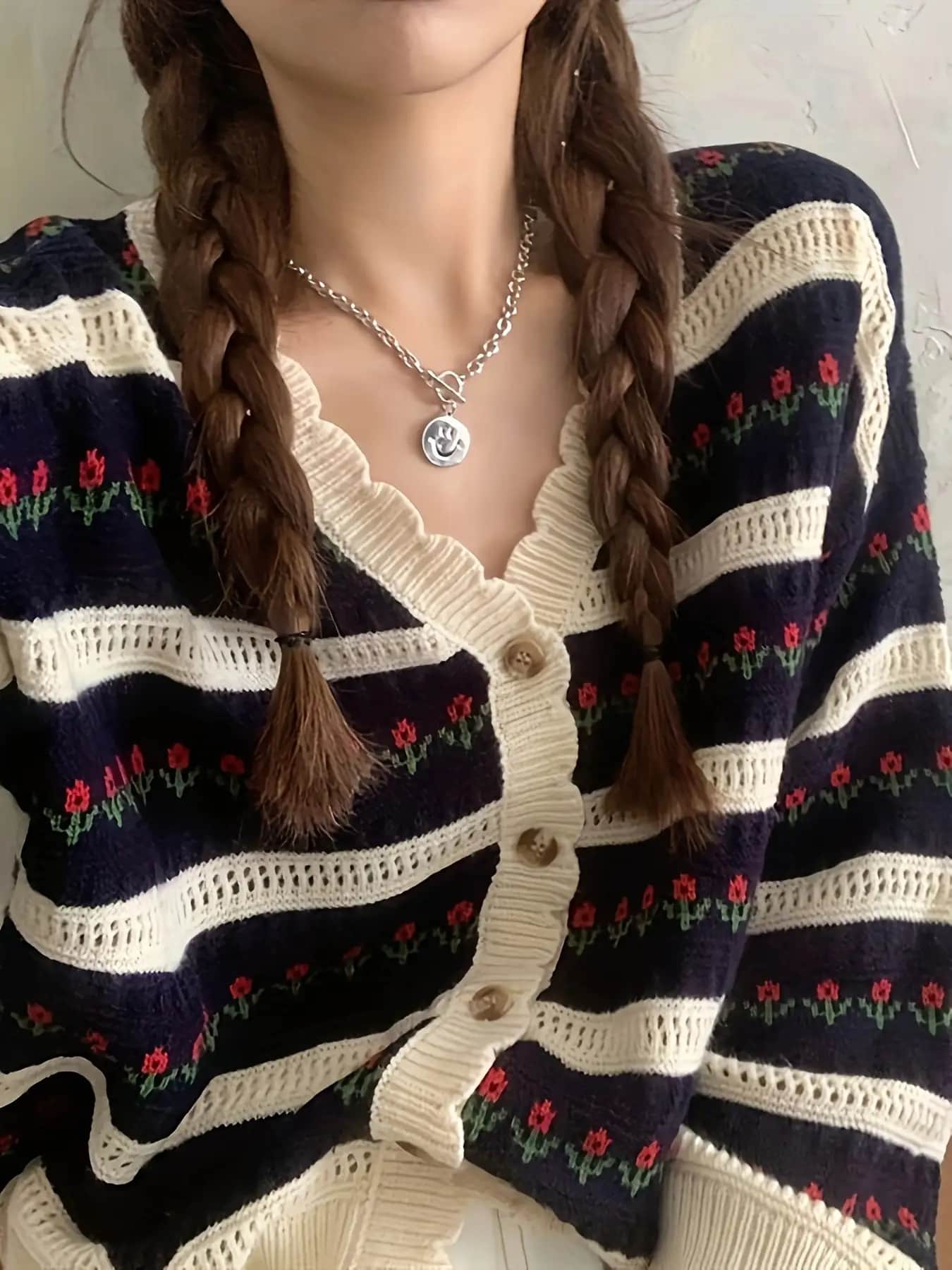 【全店30％OFF引き換え証】【レトロ好いたらしい】ジレー レディース 春 秋 冬 編み物ジレー Vのど首 羽織り トップス 前食い違い 長袖 花柄 御花 間借り人 透かし編み かぎ針編み スカロップ 割れ易い押し出し 二の腕押しかぶせる 体型押しかぶせる 成年者可愛