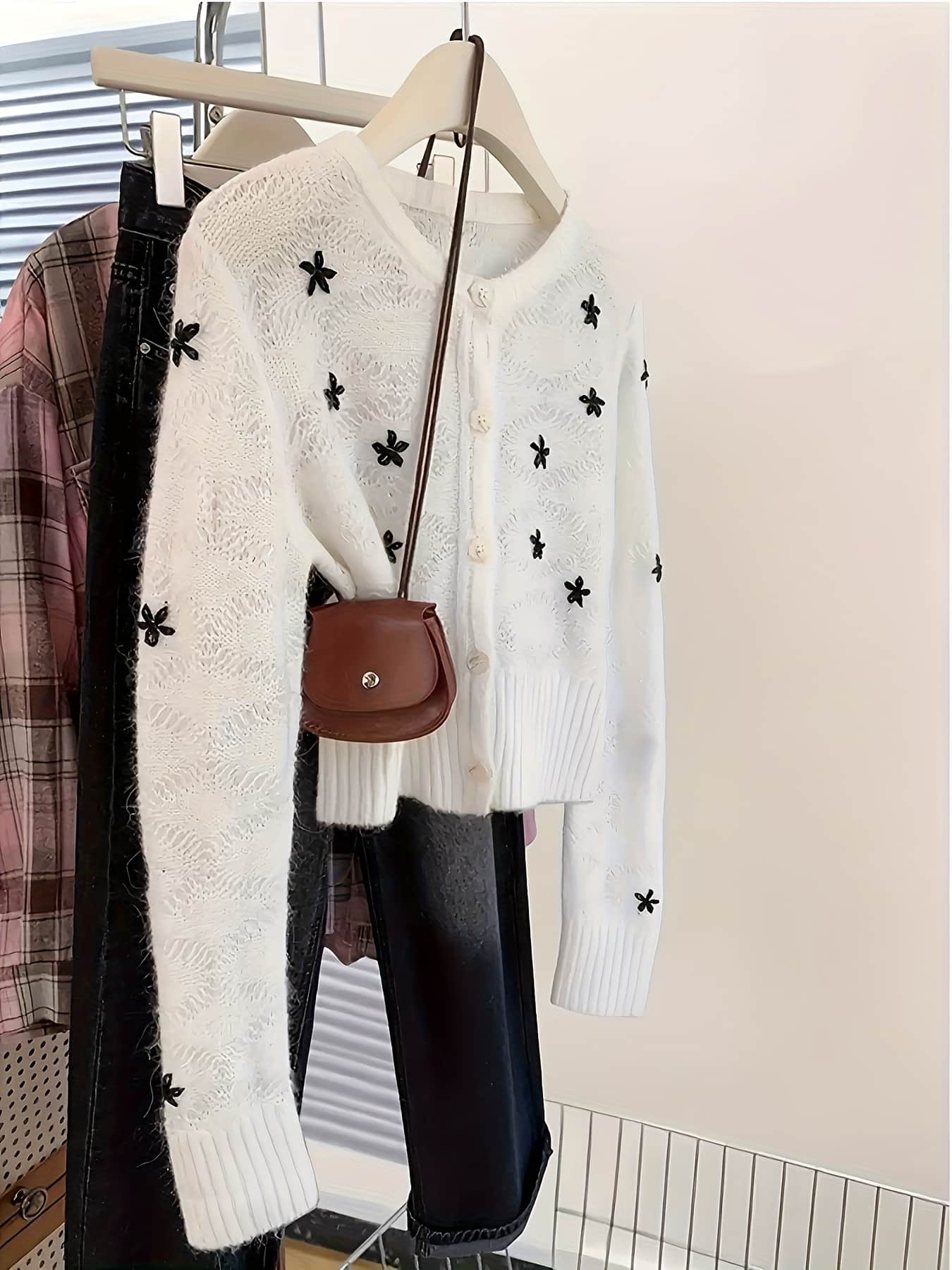 【全店30％OFF引き換え証】【花柄刺しゅう】ジレー レディース 春 秋 冬 トップス 編み物 透かし編み 労働者の一団のど首 丸首 長袖 羽織り 前食い違い 名取り草 縫い 花 レトロ 成年者好いたらしい 好いたらしいめ 心地よい 体型押しかぶせる 着痩せ 二の腕押しかぶせる オ
