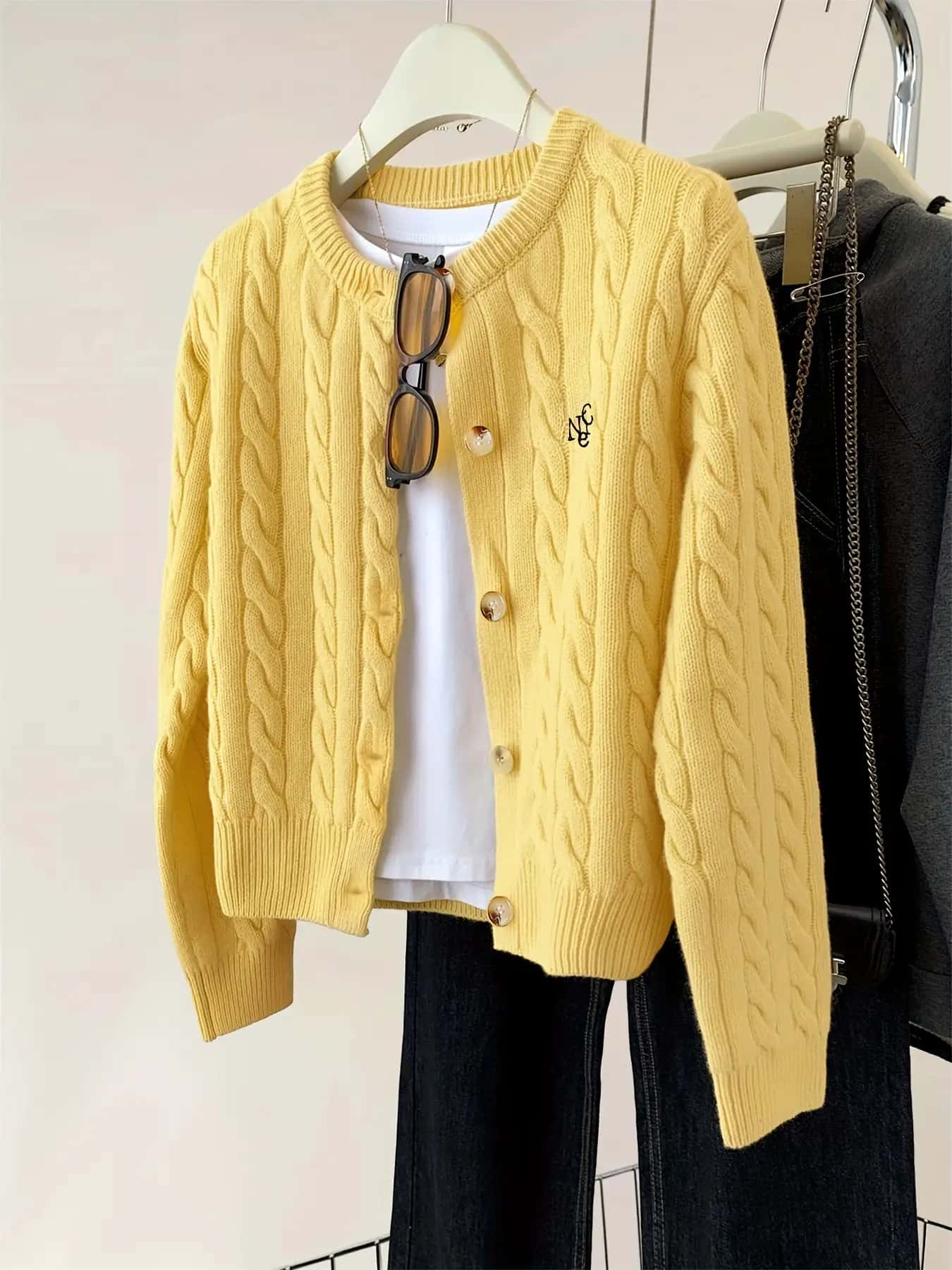 【全店30％OFF引き換え証】【もっちり原料品】ジレー レディース 編み物 有線テレビ編み 刺しゅう 労働者の一団のど首 スウェーター 羽織り トップス 鉄道車両デ 丸首 ワンポイント ロゴタイプ 長袖 前食い違い 名取り草 縄編み パステル色の 生あたたかい ゆったり 体型押しかぶせる 着痩せ