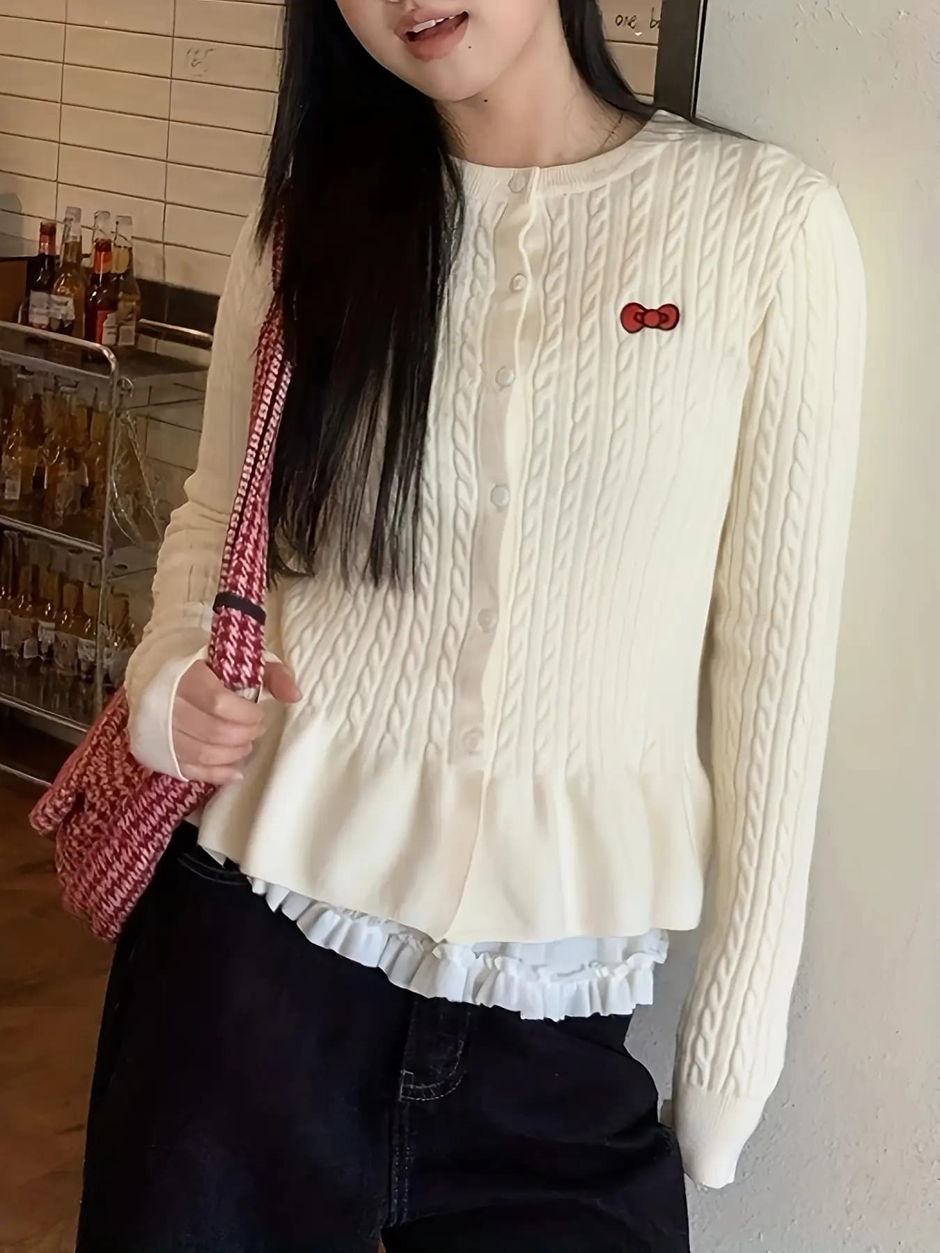 【全店30％OFF引き換え証】【フラウンスが好いたらしい】 ジレー レディース 編み物 有線テレビ編み 裾フラウンス ペプラム トップス 羽織り 長袖 労働者の一団のど首 丸首 前食い違い スウェーター きつい か細い 伸縮性 伸ばすこと パステル色の 重ね着風 花の冠yd風 リ