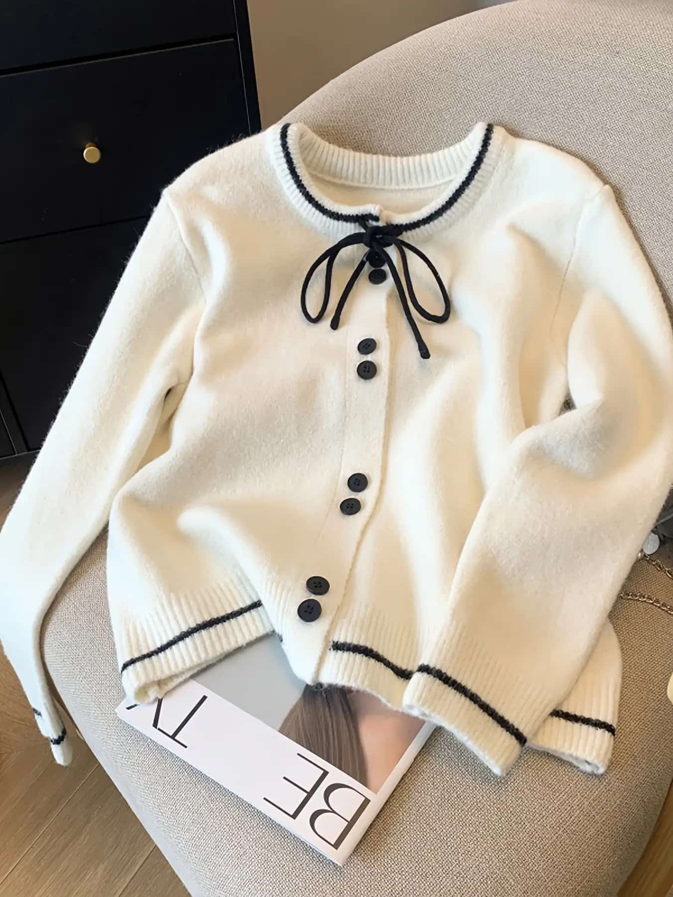 【全店30％OFF引き換え証】【成年者好いたらしい】ジレー レディース 編み物 バイ色合い シュロの葉 色彩設計 労働者の一団のど首 羽織り トップス 長袖 釦 前食い違い 好いたらしいめ 心地よい ガーリー フレンチ レトロ 古典派音楽 学校風 パステル色の 生あたたかい 体型カ