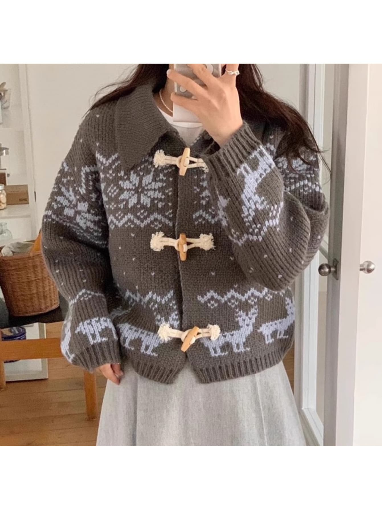 【全店30％OFF引き換え証】【レトロ好いたらしい】 編み物 ジレー レディース 朦々たる ダッフルコート風 ジャかばい立て スウェーター 襟付き添い人 トップス 羽織り トグルボタン ノース柄 馴鹿 長袖 前食い違い 音の大きさ袖 厚地の外套大きさ ゆったり 体型