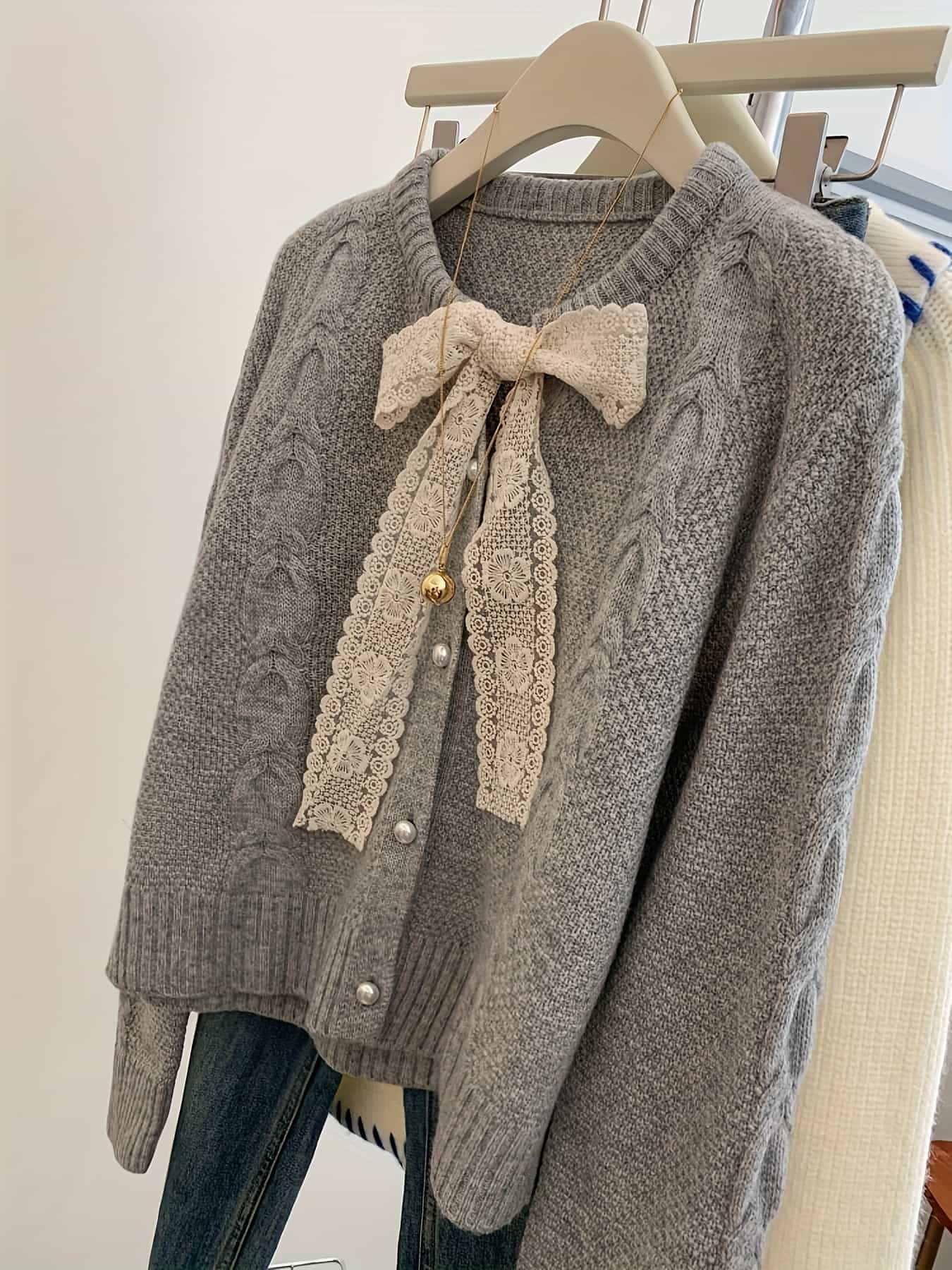 【全店通用25％OFFクーポン】【リボン&times;パール】 カーディガン レディース ニット セーター トップス レース リボン パールボタン クルーネック ケーブル編み 羽織り 長袖 前開き ニットカーデ 可愛い フェミニン エレガント 大人可愛い きれい｜大森麗萱