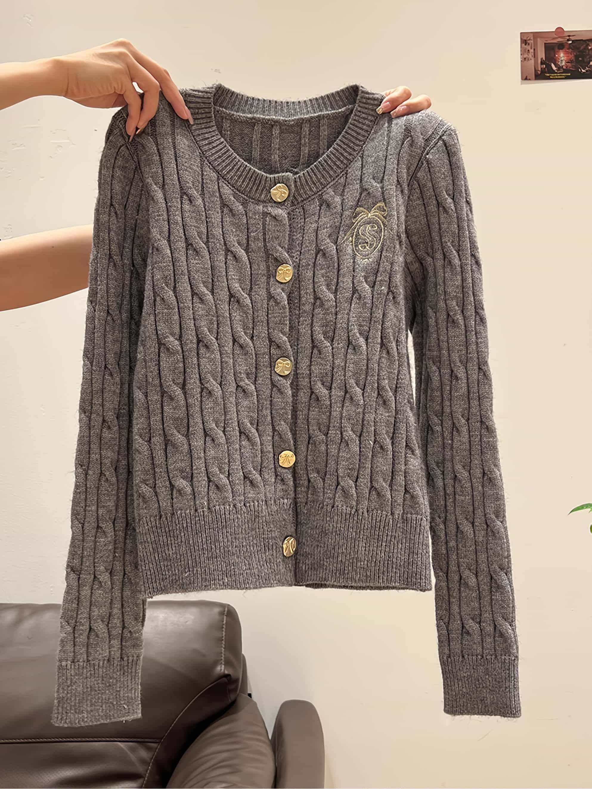 【全店30％OFFクーポン券】【金名取り草】 有線テレビ編み物 ジレー レディース トップス 労働者の一団素っ首 丸首 長袖 縄編み スウェーター 羽織り ツィード風 好いたらしいめ 成年者好いたらしい 女子らしい 刺しゅう 着痩せ 細押し出し 体型覆いかぶせる パウダーコンパクト 遊撃手丈