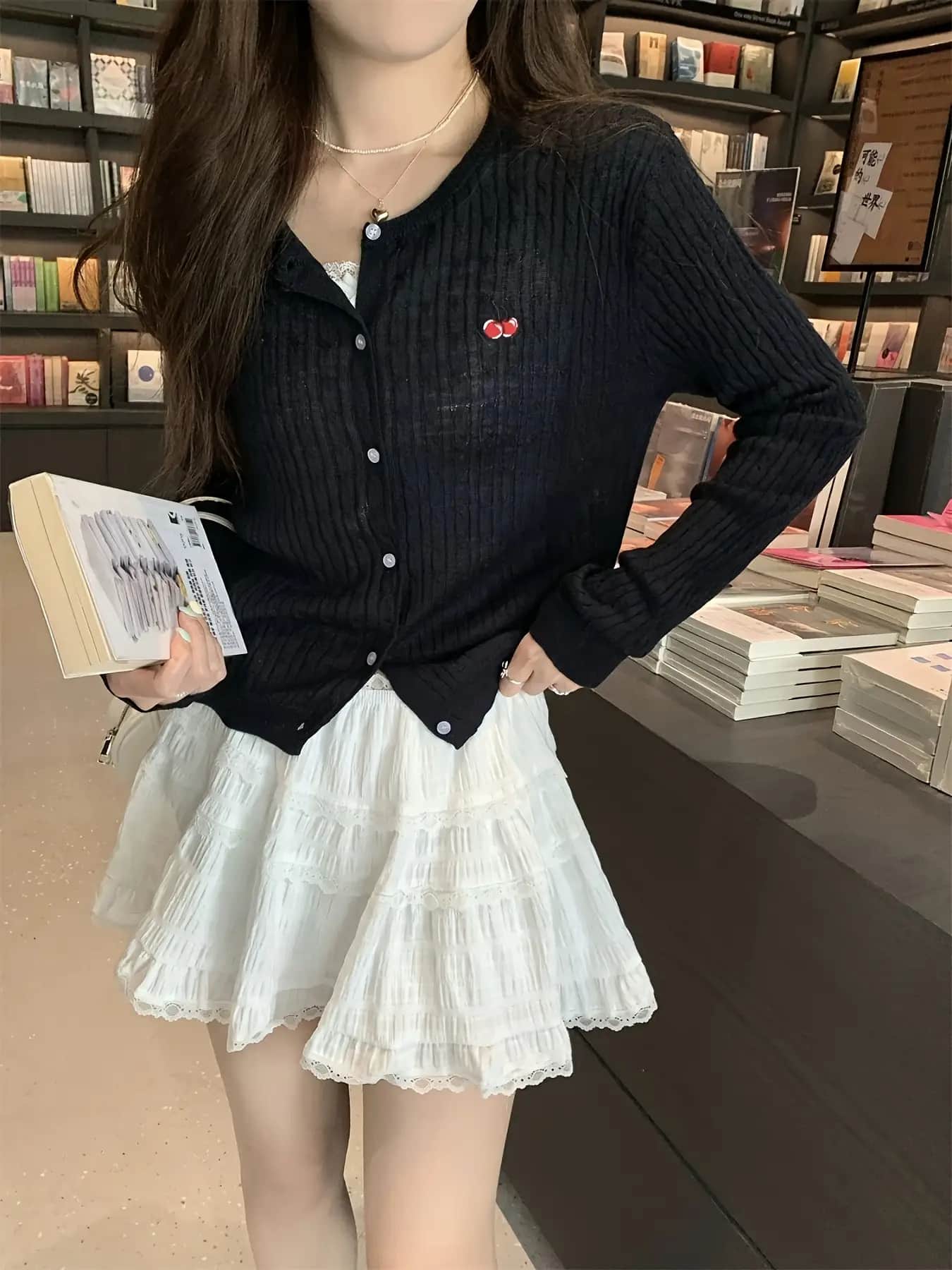 【全店30％OFF引き換え証】【成年者好いたらしい】ジレー レディース 編み物 鉄道車両デ トップス 羽織り 長袖 労働者の一団のど首 丸首 リブニット ワンポイント 刺しゅう さくらんぼ 桜んぼう 春 夏 秋 韓国流行り物 伸縮性 伸ばすこと 填まる か細い