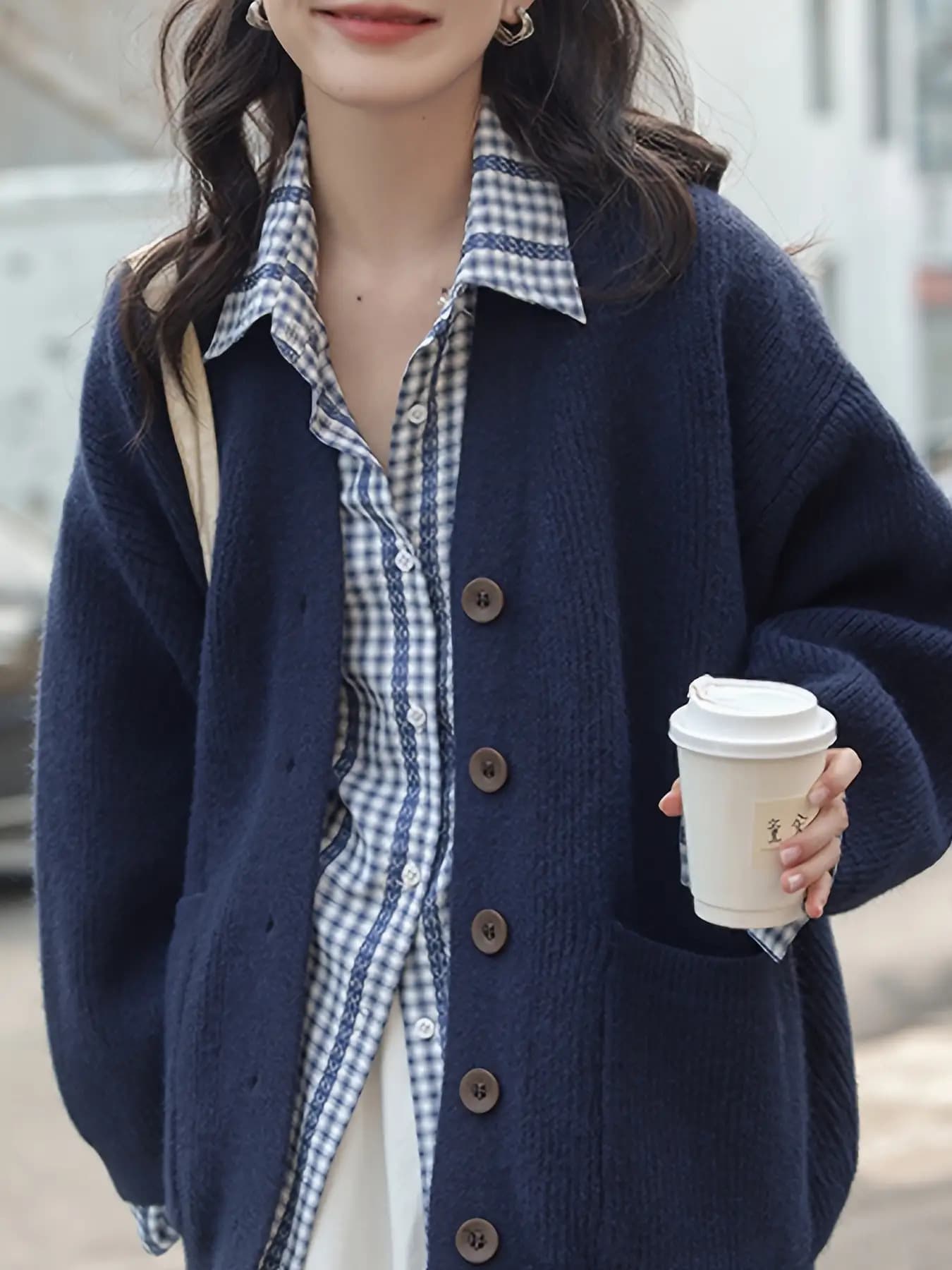 【全店30％OFF引き換え証】【成年者好いたらしい】ジレー レディース 編み物 羽織り トップス 長袖 Ｖのど首 前食い違い 名取り草 朦々たる 生あたたかい もっちり パステル色の 厚地の外套大きさ ゆったり ゆる 落っこちる肩部 衣嚢 体型押しかぶせる 着痩せ 細見え